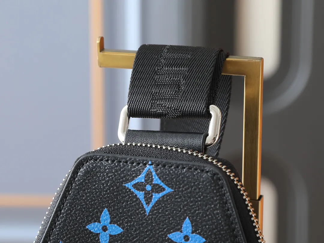 💰240💰Upgraded from the original M13963 M47137 M11703 This Avenue small shoulder bag is made of Monogram Eclipse coated canvas, with a sophisticated structure to explore the trendy charm of traveling cross-body. An interior pocket in the main compartment ensures secure storage, while an exterior zippered pocket provides easy access to frequently used items. There is a triangular zipper pocket where the shoulder strap connects to the handbag. 16 x 33 x 5.7 cm (length x height x width)