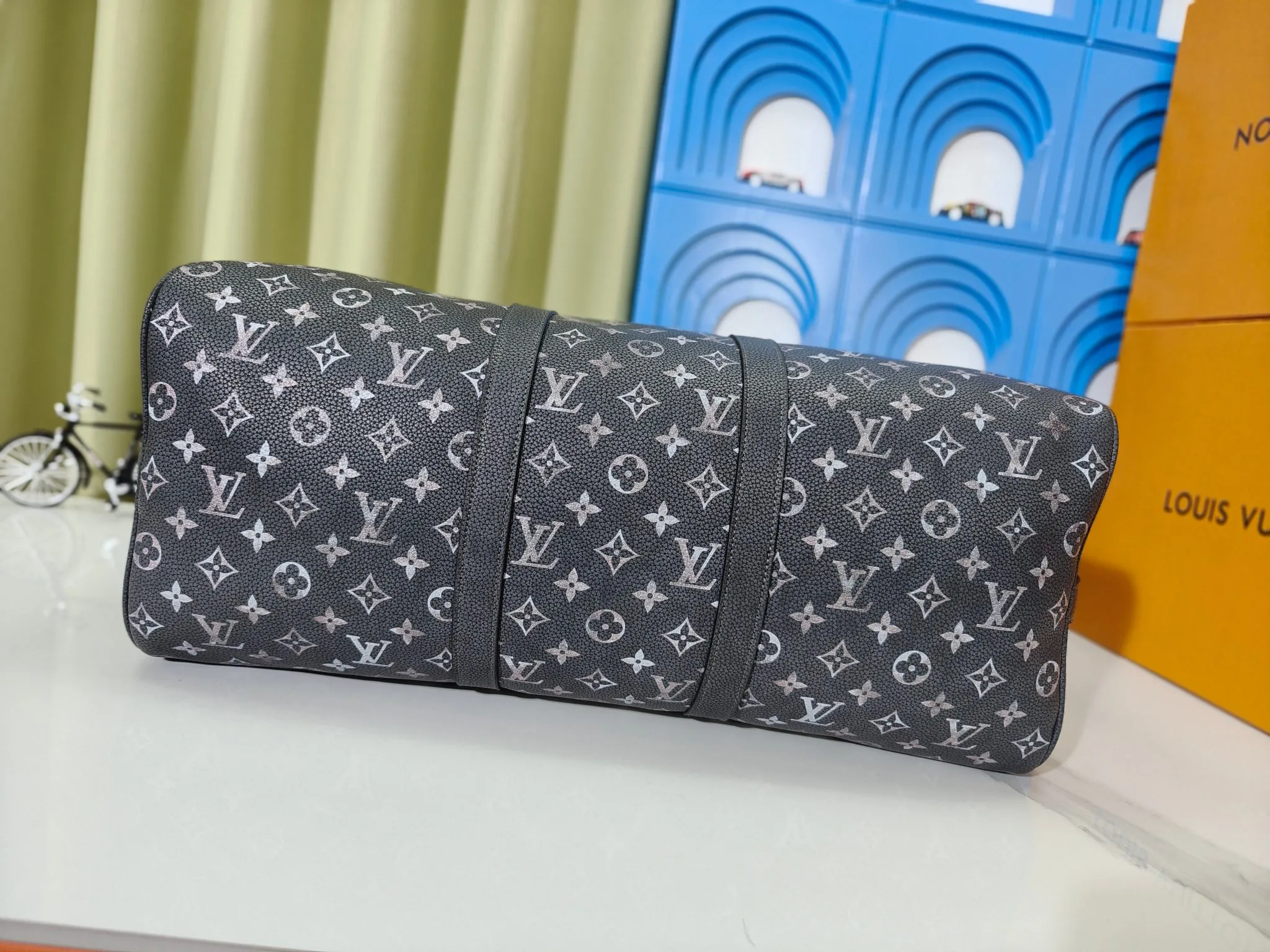 p340💰Upgraded original m11541 m11596 m41416 This keellbandouliere 50 travel bag comes from the 2024 autumn and winter fashion show. It is made of monogramdust coated canvas with cow leather and metal parts, showing arrell williams' respect for the brand's history. marque l.vuitton desee trim and fringed leather branding complete the sophisticated details. 50.0×29.0×23.0 cm (length×height×width)