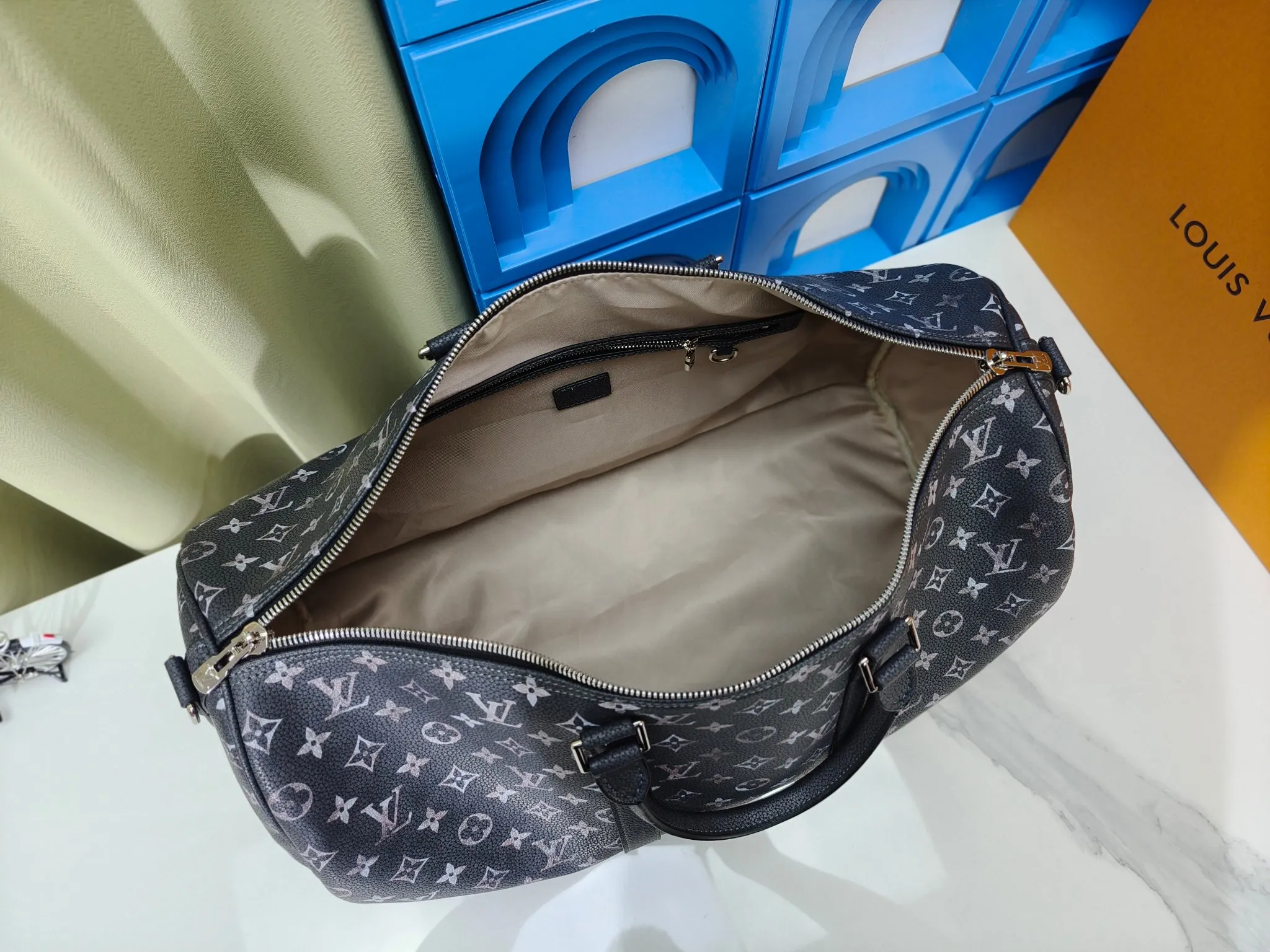 p340💰Upgraded original m11541 m11596 m41416 This keellbandouliere 50 travel bag comes from the 2024 autumn and winter fashion show. It is made of monogramdust coated canvas with cow leather and metal parts, showing arrell williams' respect for the brand's history. marque l.vuitton desee trim and fringed leather branding complete the sophisticated details. 50.0×29.0×23.0 cm (length×height×width)