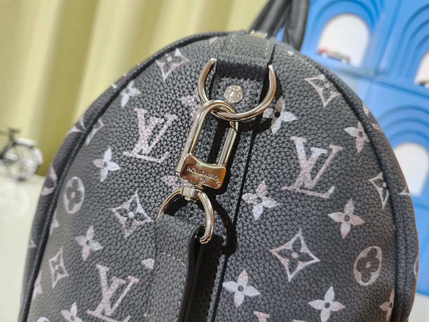 p340💰Upgraded original m11541 m11596 m41416 This keellbandouliere 50 travel bag comes from the 2024 autumn and winter fashion show. It is made of monogramdust coated canvas with cow leather and metal parts, showing arrell williams' respect for the brand's history. marque l.vuitton desee trim and fringed leather branding complete the sophisticated details. 50.0×29.0×23.0 cm (length×height×width)