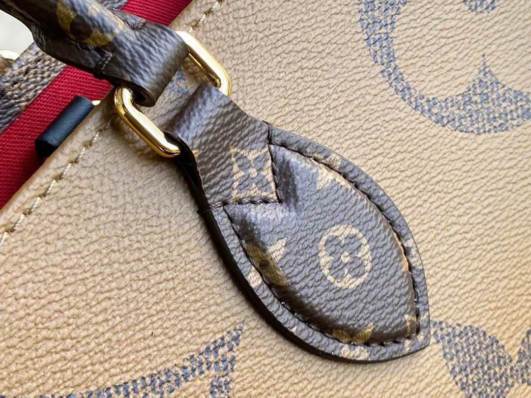 💰800 (black leather shoulder strap) M45320 black leather long shoulder strap Onthego handbag is eye-catching and charming against the backdrop of Monogram Giant canvas. The sides and handles are embellished with Monogram Reverse patterns. You can see the changes in color and texture in similar styles. The large size has plenty of room inside, and with the shoulder strap and Toron handle, you can go about your daily life as you please. Dimensions: 41 x 34 x 19 cm