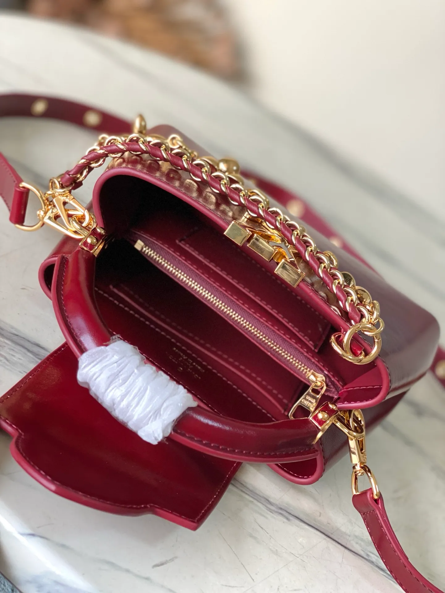 💰2160 "Special Grade Original Leather" M25473 Burgundy Oil Wax Leather Mini This Capucines East-West mini handbag gives the leather a pleated texture, telling the new season trend. The cow leather trim outlines smooth lines. The LV letters and detachable chain shimmer with metallic luster. The spacious interior meets different storage needs. A variety of carrying methods show functional ingenuity. Size: 22*12*8CM