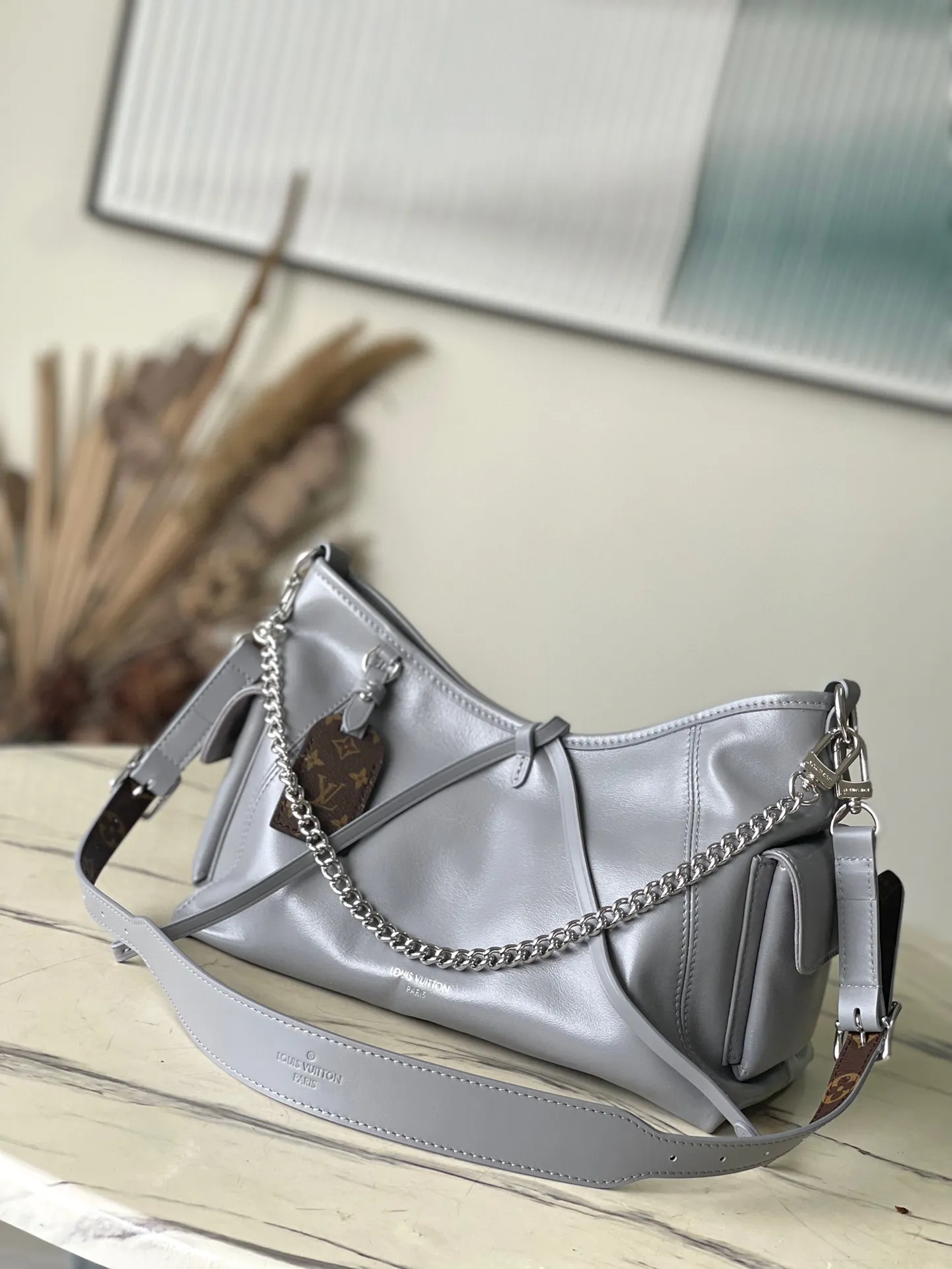 💰1160 (top layer leather) top original order M12579 small size shark gray small size This small CarryAll Cargo handbag is made of soft sheep leather to create a fashionable and lazy silhouette, adding eye-catching color to the 2024 spring and summer show style. Polished metal pieces are complemented by a tactile, slightly wrinkled texture. Plenty of space can accommodate a variety of daily necessities, making it a great travel companion. Dimensions: 33.5x 23x 15 cm
