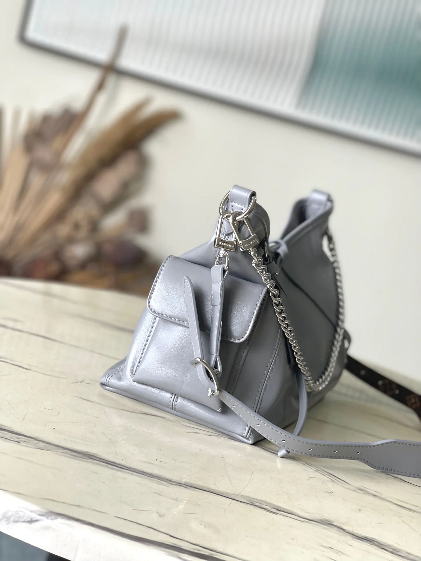 💰1160 (top layer leather) top original order M12579 small size shark gray small size This small CarryAll Cargo handbag is made of soft sheep leather to create a fashionable and lazy silhouette, adding eye-catching color to the 2024 spring and summer show style. Polished metal pieces are complemented by a tactile, slightly wrinkled texture. Plenty of space can accommodate a variety of daily necessities, making it a great travel companion. Dimensions: 33.5x 23x 15 cm