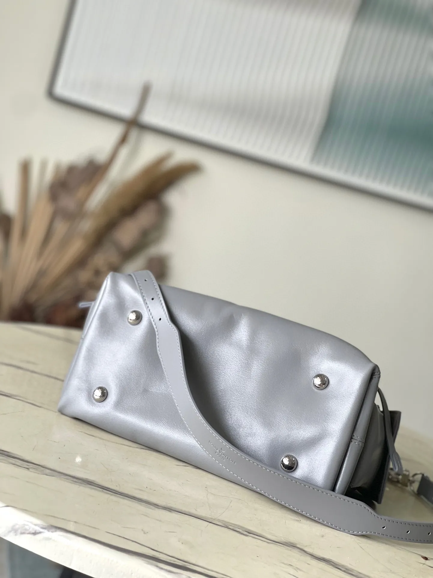 💰1160 (top layer leather) top original order M12579 small size shark gray small size This small CarryAll Cargo handbag is made of soft sheep leather to create a fashionable and lazy silhouette, adding eye-catching color to the 2024 spring and summer show style. Polished metal pieces are complemented by a tactile, slightly wrinkled texture. Plenty of space can accommodate a variety of daily necessities, making it a great travel companion. Dimensions: 33.5x 23x 15 cm
