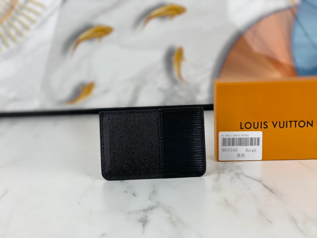💰90💰M60166👏👏The Neo card holder made of Monogram Macassar canvas is the first choice for carrying important cards. Cowhide leather trim makes the classic Louis Vuitton pattern even more eye-catching. Dimensions: 11.0 x 7.0 x 0.6 cm,