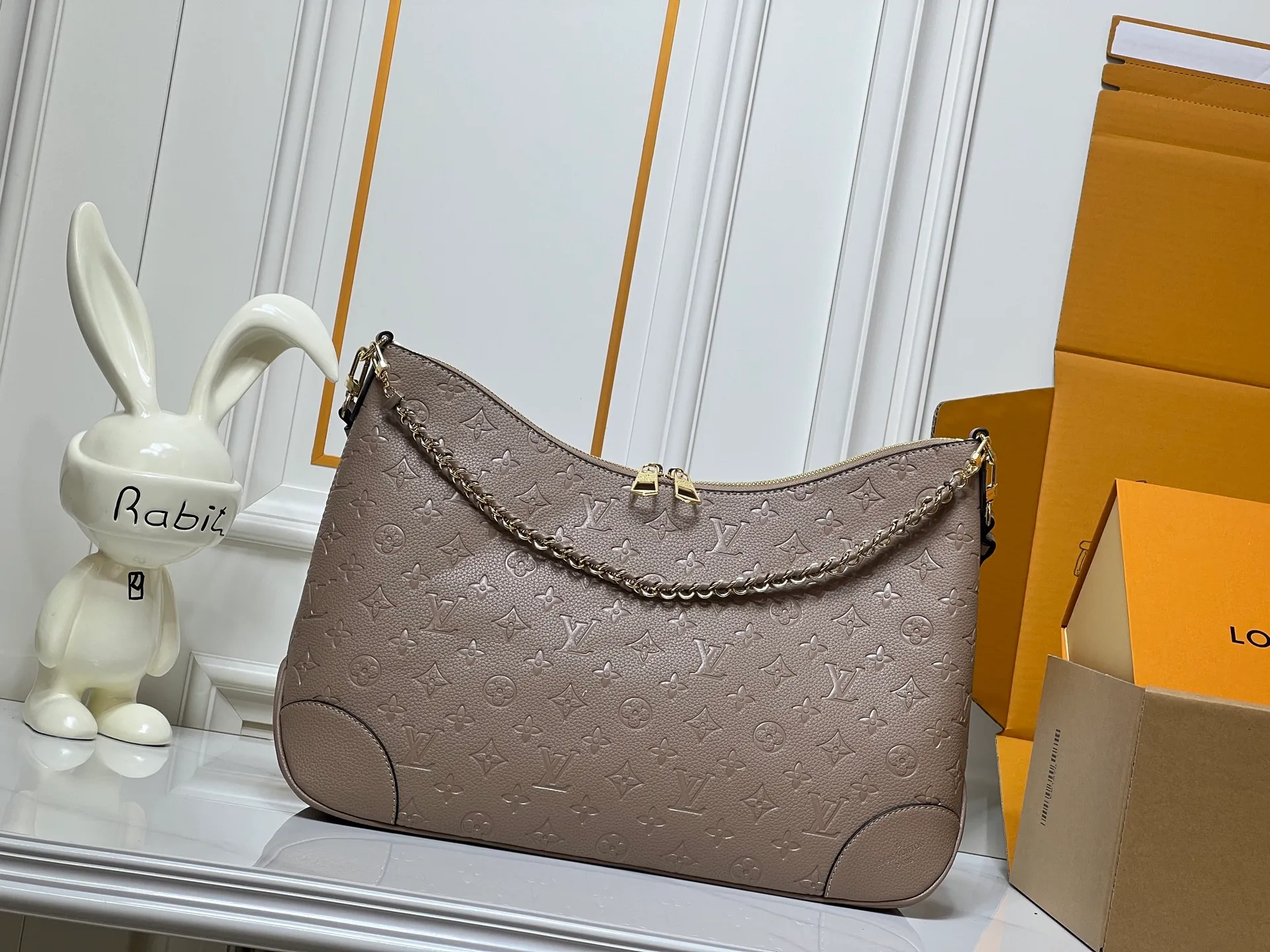 Batch 280💰Upgraded Original M25854 M13706 This classic Boulogne handbag has been upgraded to a spacious GM size, perfect for carrying laptops and other essentials. Inspired by an archival model from 1984, this elegant design is crafted from Monogram Empreinte leather and embellished with an exclusive gold braided chain that can be removed if desired. You can choose to wear it cross-body, over the shoulder or by hand. Dimensions: 40 × 29 × 15 cm (length x height x width)