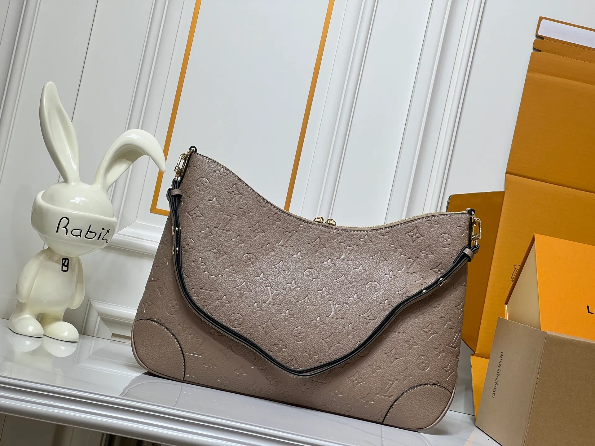 Batch 280💰Upgraded Original M25854 M13706 This classic Boulogne handbag has been upgraded to a spacious GM size, perfect for carrying laptops and other essentials. Inspired by an archival model from 1984, this elegant design is crafted from Monogram Empreinte leather and embellished with an exclusive gold braided chain that can be removed if desired. You can choose to wear it cross-body, over the shoulder or by hand. Dimensions: 40 × 29 × 15 cm (length x height x width)