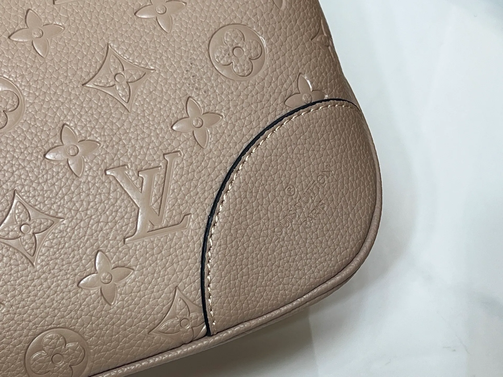 Batch 280💰Upgraded Original M25854 M13706 This classic Boulogne handbag has been upgraded to a spacious GM size, perfect for carrying laptops and other essentials. Inspired by an archival model from 1984, this elegant design is crafted from Monogram Empreinte leather and embellished with an exclusive gold braided chain that can be removed if desired. You can choose to wear it cross-body, over the shoulder or by hand. Dimensions: 40 × 29 × 15 cm (length x height x width)