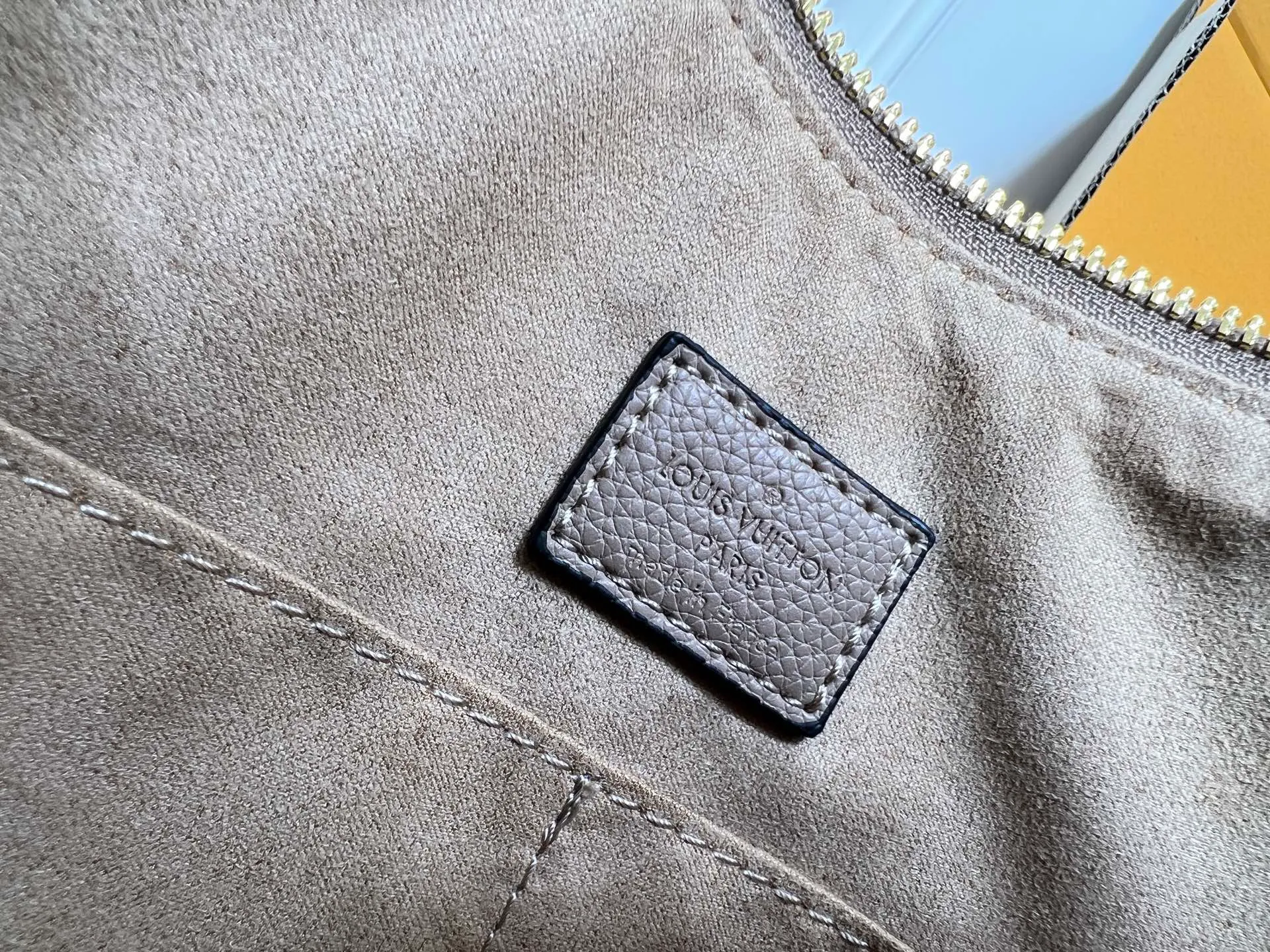 Batch 280💰Upgraded Original M25854 M13706 This classic Boulogne handbag has been upgraded to a spacious GM size, perfect for carrying laptops and other essentials. Inspired by an archival model from 1984, this elegant design is crafted from Monogram Empreinte leather and embellished with an exclusive gold braided chain that can be removed if desired. You can choose to wear it cross-body, over the shoulder or by hand. Dimensions: 40 × 29 × 15 cm (length x height x width)