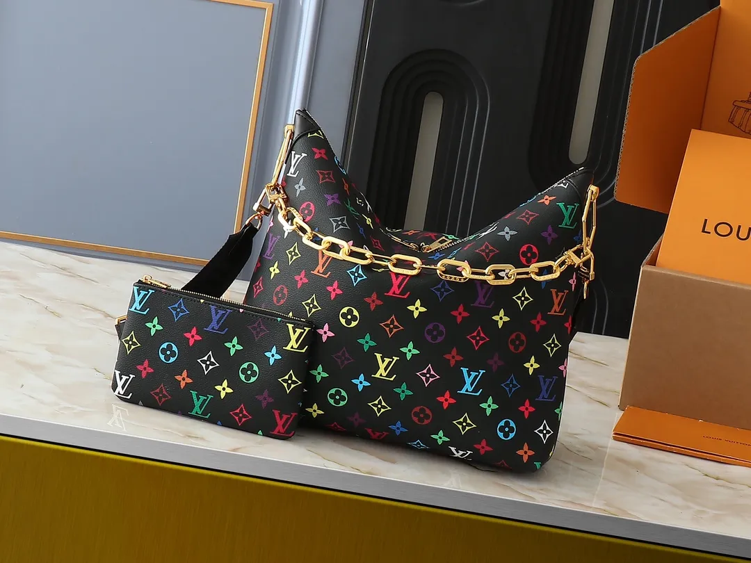 💰260💰Upgraded original M12068 M12071 M12072 This new Coussin series of hobo bags combines fashion and functionality, and combines the iconic design elements of the series. The bag is made of smooth cotton-paved leather and is embossed with the brand's Monogram pattern. The signature thick chain strap is accented with gold-tone hardware, while the wide detachable textile shoulder strap allows you to carry it in different ways. This versatile style is large enough to hold a laptop and features a removable zip pocket. Dimensions: 38x33x10 cm