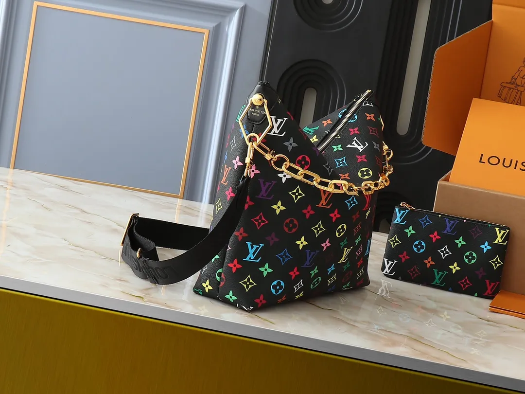 💰260💰Upgraded original M12068 M12071 M12072 This new Coussin series of hobo bags combines fashion and functionality, and combines the iconic design elements of the series. The bag is made of smooth cotton-paved leather and is embossed with the brand's Monogram pattern. The signature thick chain strap is accented with gold-tone hardware, while the wide detachable textile shoulder strap allows you to carry it in different ways. This versatile style is large enough to hold a laptop and features a removable zip pocket. Dimensions: 38x33x10 cm