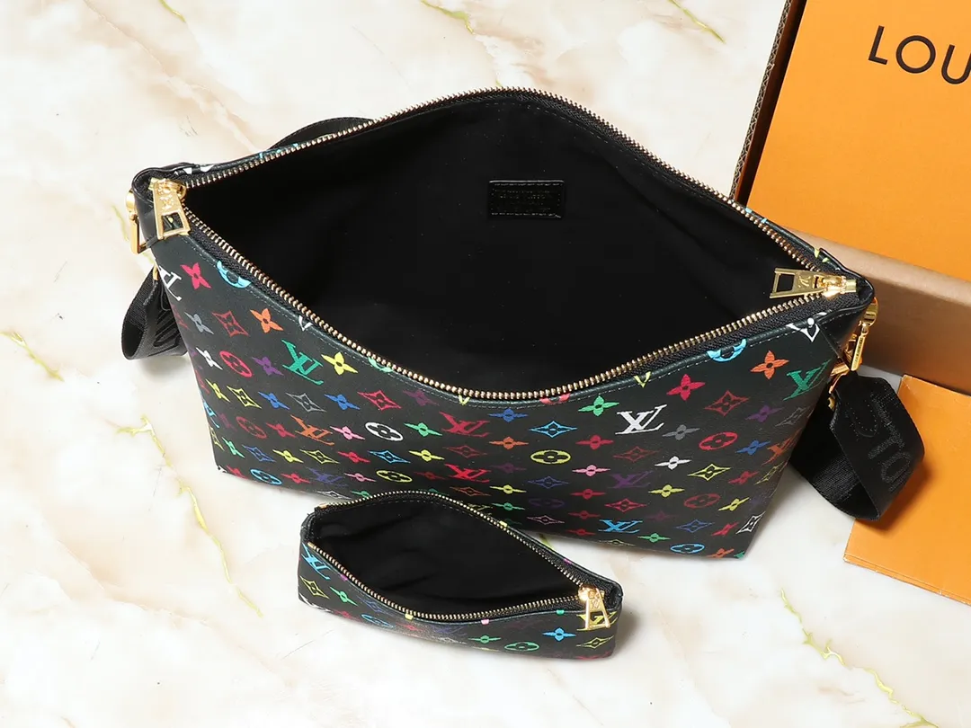 💰260💰Upgraded original M12068 M12071 M12072 This new Coussin series of hobo bags combines fashion and functionality, and combines the iconic design elements of the series. The bag is made of smooth cotton-paved leather and is embossed with the brand's Monogram pattern. The signature thick chain strap is accented with gold-tone hardware, while the wide detachable textile shoulder strap allows you to carry it in different ways. This versatile style is large enough to hold a laptop and features a removable zip pocket. Dimensions: 38x33x10 cm