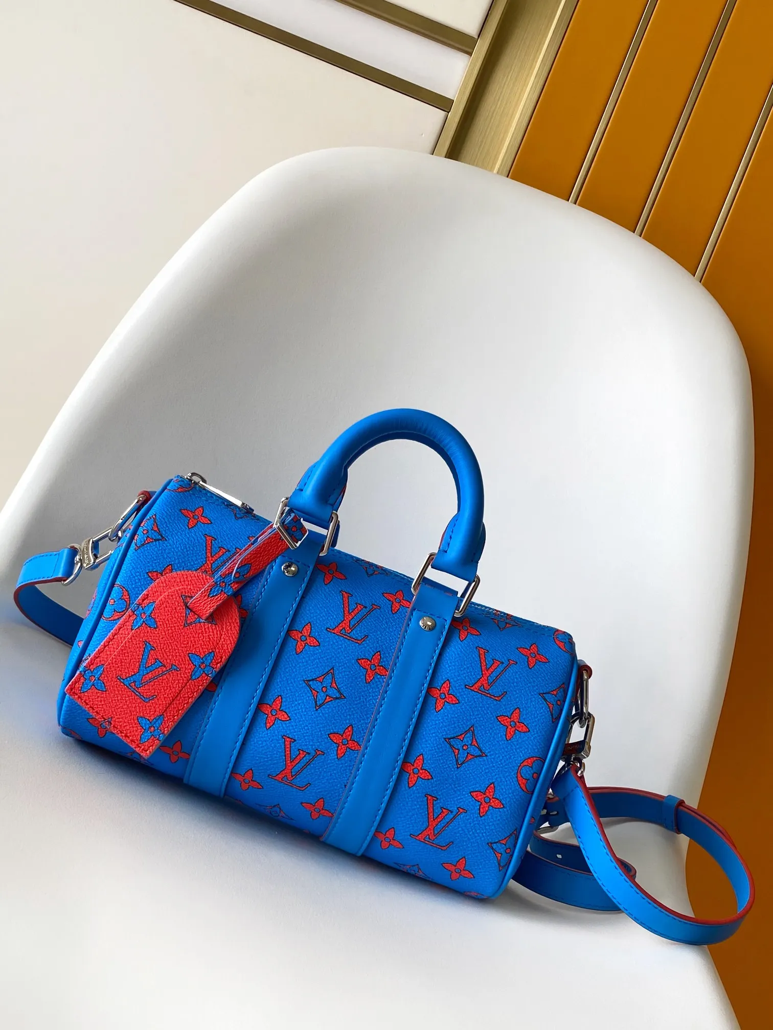 💰1020 Top original order 163c01 chip】M14989 Graffiti M15076M14837 M12733. M13166 M12609 Yellow Top original order Dynamic code change Keepall Bandoulière 25 handbag condenses the classic Keepall travel bag design, using Monogram Surfin’ canvas created by Pharrell Williams to interpret urban style. The complex pattern combines colorful summer elements with a tropical and retro feel. The detachable shoulder strap and rolled leather handle allow for multiple carrying methods. 25,0