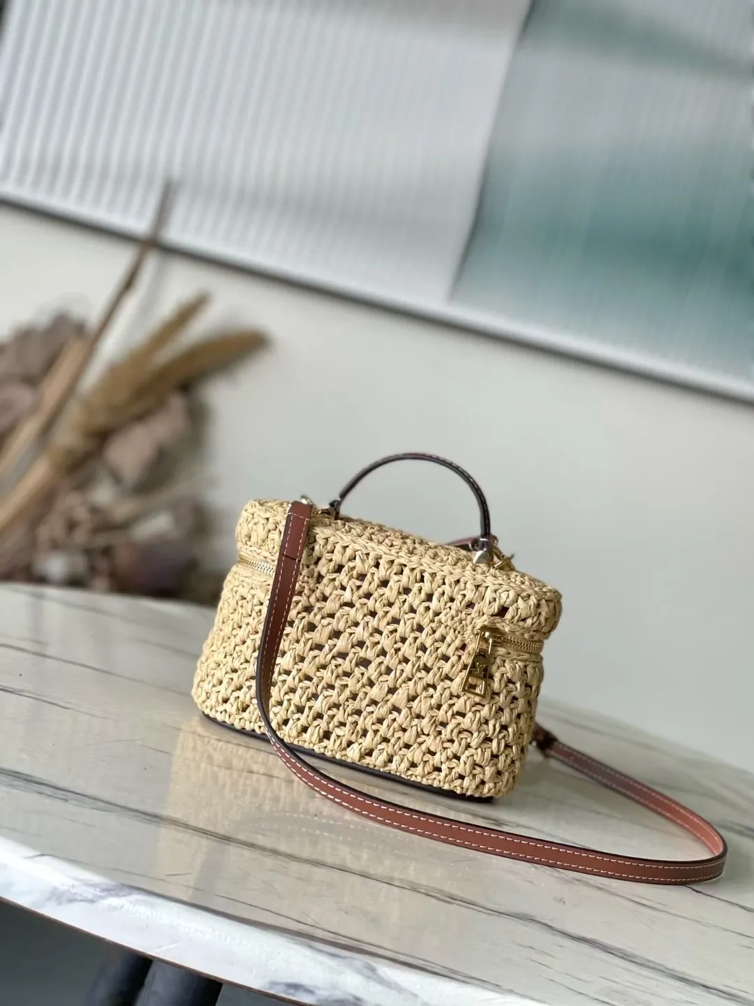 💰1160 Top original order M14303 Vanity Chain Pouch handbag joins the vacation series, which can easily brighten up outdoor occasions or cozy vacations. The elegantly colored raffia bag body is paired with contrasting cow leather trim, and metal parts such as LV inscribed padlocks add exquisite details. Dimensions: 19 × 6.5 × 11.5 cm
