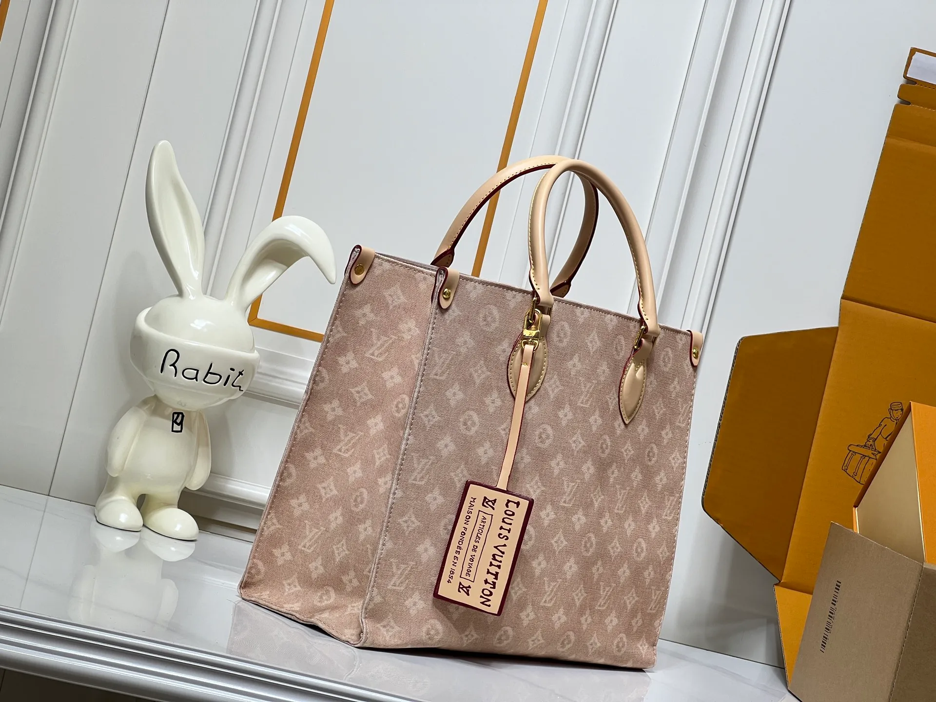 Batch 300💰Upgraded original M45039 M45321 M44571 This Onthego medium handbag is decorated with classic Monogram canvas and Monogram Reverse canvas on both sides, showing different styles at will. Toron's dual handles and shoulder strap allow for a variety of carrying options. Dimensions: 34.0 x 26.0 x 13.0 cm (length x height x width)
