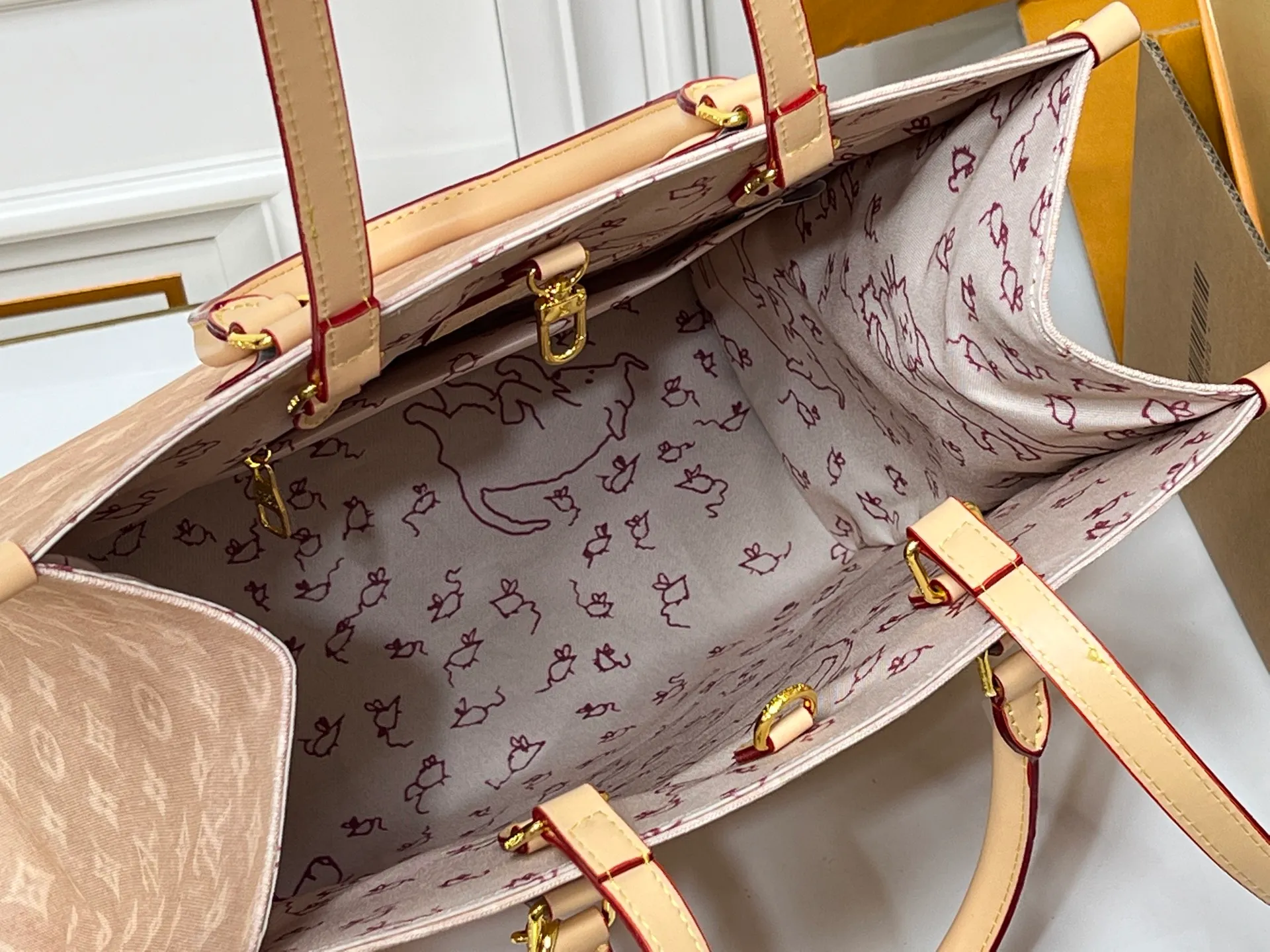 Batch 300💰Upgraded original M45039 M45321 M44571 This Onthego medium handbag is decorated with classic Monogram canvas and Monogram Reverse canvas on both sides, showing different styles at will. Toron's dual handles and shoulder strap allow for a variety of carrying options. Dimensions: 34.0 x 26.0 x 13.0 cm (length x height x width)