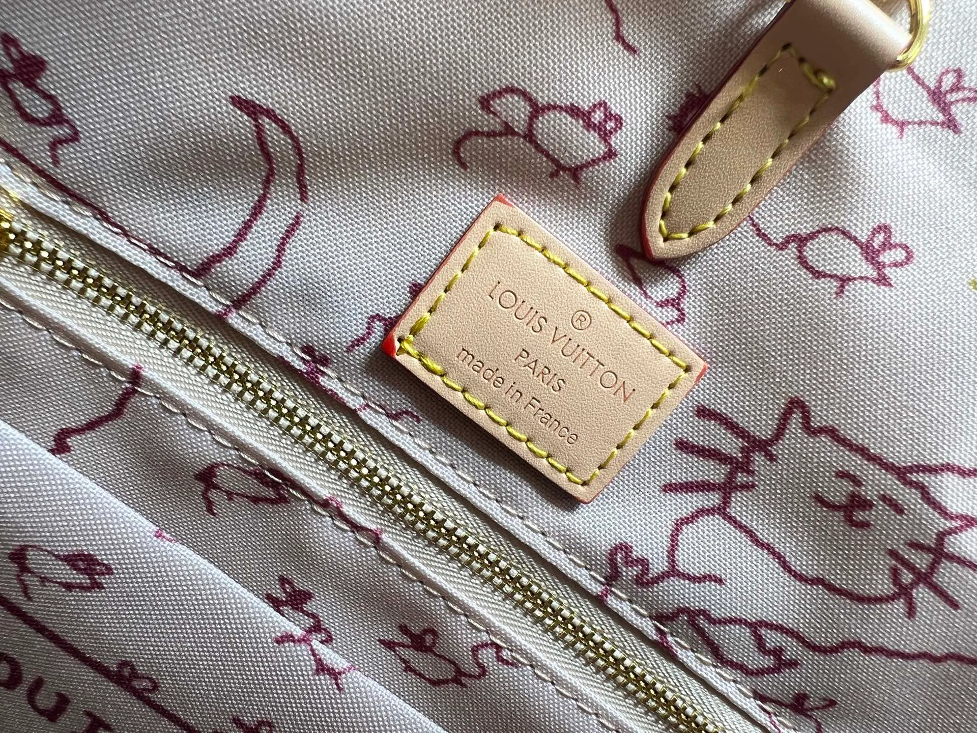 Batch 300💰Upgraded original M45039 M45321 M44571 This Onthego medium handbag is decorated with classic Monogram canvas and Monogram Reverse canvas on both sides, showing different styles at will. Toron's dual handles and shoulder strap allow for a variety of carrying options. Dimensions: 34.0 x 26.0 x 13.0 cm (length x height x width)