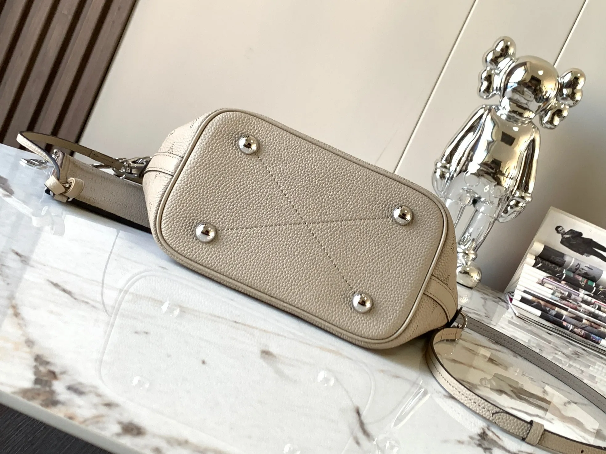 P1500【Original Leather💋M21849 Elephant Gray】This small Blossom handbag is made of engraved and perforated cow leather, which demonstrates practical functions in a leisurely style. The inner compartment is equipped with a detachable zipper bag to easily accommodate daily needs; the handle is convenient for carrying by hand or elbow, and the detachable and adjustable shoulder strap adds shoulder and cross-body options. Detailed dimensions: 20 x 20 x 12.5 cm