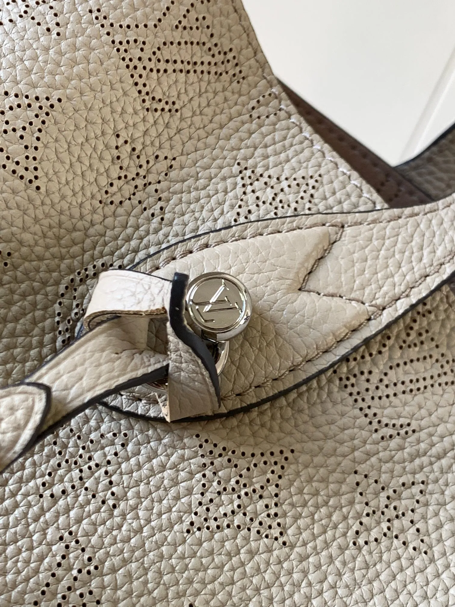 P1500【Original Leather💋M21849 Elephant Gray】This small Blossom handbag is made of engraved and perforated cow leather, which demonstrates practical functions in a leisurely style. The inner compartment is equipped with a detachable zipper bag to easily accommodate daily needs; the handle is convenient for carrying by hand or elbow, and the detachable and adjustable shoulder strap adds shoulder and cross-body options. Detailed dimensions: 20 x 20 x 12.5 cm