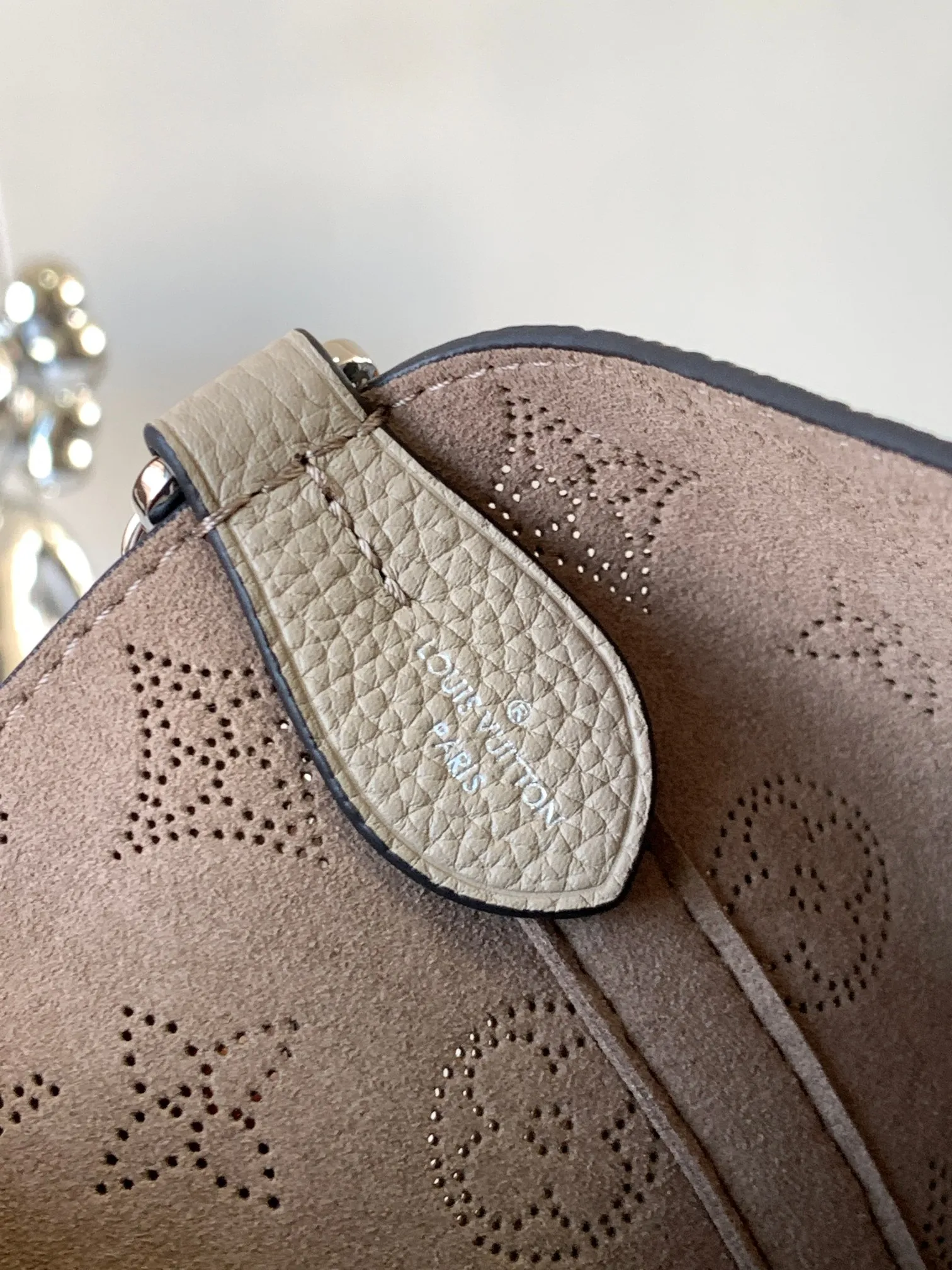 P1500【Original Leather💋M21849 Elephant Gray】This small Blossom handbag is made of engraved and perforated cow leather, which demonstrates practical functions in a leisurely style. The inner compartment is equipped with a detachable zipper bag to easily accommodate daily needs; the handle is convenient for carrying by hand or elbow, and the detachable and adjustable shoulder strap adds shoulder and cross-body options. Detailed dimensions: 20 x 20 x 12.5 cm