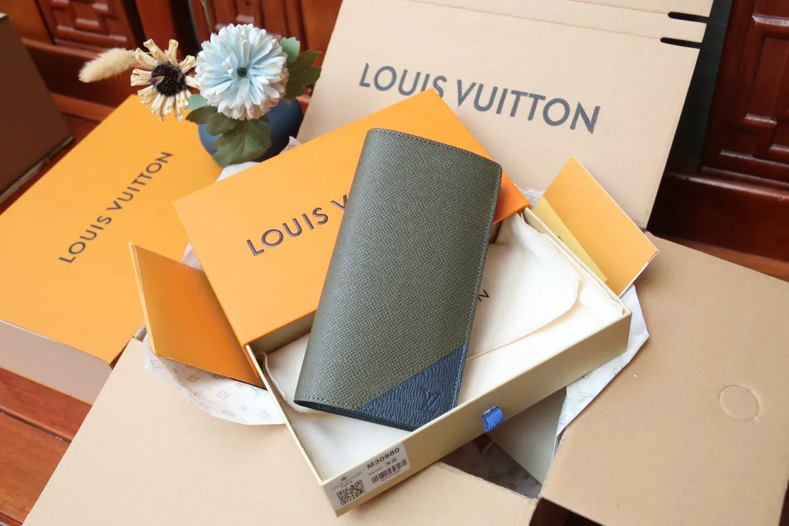 M30980 BRAZZA WALLET💰360 This Brazza wallet has the rich texture of Taïga leather, and uses inlays to express Louis Vuitton's traditional V logo. The ample space is equipped with multiple card slots and compartments to store all your daily needs. 10 x 19 x 2 cm