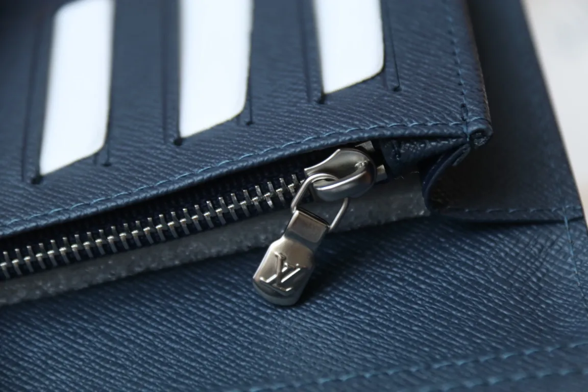 M30980 BRAZZA WALLET💰360 This Brazza wallet has the rich texture of Taïga leather, and uses inlays to express Louis Vuitton's traditional V logo. The ample space is equipped with multiple card slots and compartments to store all your daily needs. 10 x 19 x 2 cm