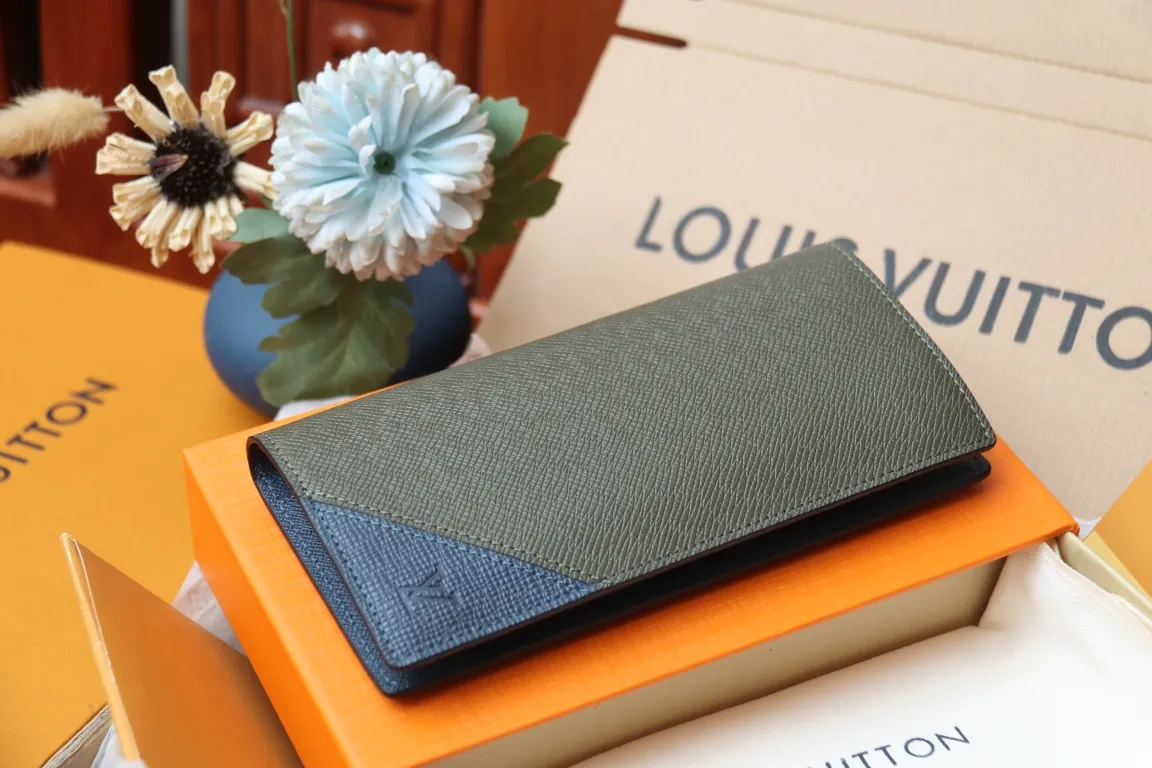 M30980 BRAZZA WALLET💰360 This Brazza wallet has the rich texture of Taïga leather, and uses inlays to express Louis Vuitton's traditional V logo. The ample space is equipped with multiple card slots and compartments to store all your daily needs. 10 x 19 x 2 cm