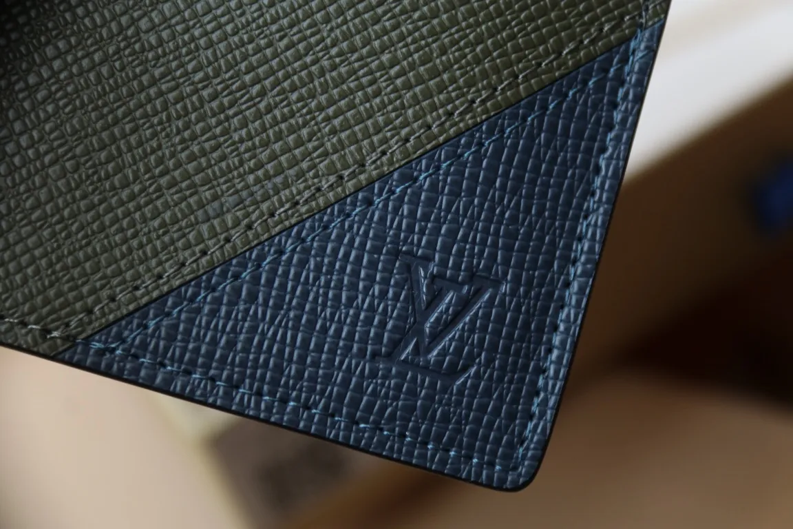 M30980 BRAZZA WALLET💰360 This Brazza wallet has the rich texture of Taïga leather, and uses inlays to express Louis Vuitton's traditional V logo. The ample space is equipped with multiple card slots and compartments to store all your daily needs. 10 x 19 x 2 cm