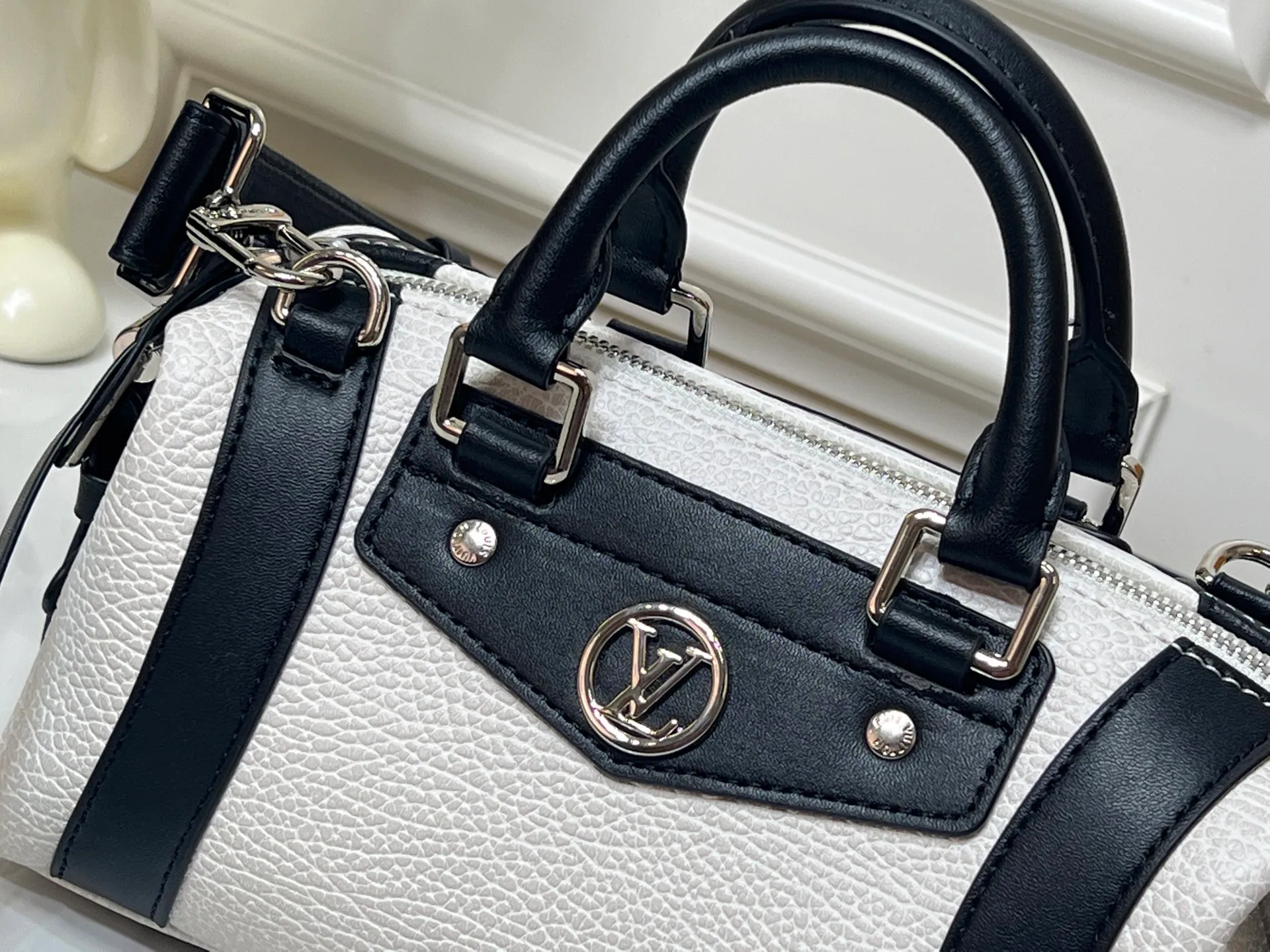 Batch 320💰[Exclusive real shot] Small size M25566 M14623 Full leather motorcycle bag M14702 M14700 NANO LV BIKER handbag This Nano LV Rider handbag is from the 2025 spring and summer series. It is made of pixelated grain sheep leather with smooth cow leather elements, and is decorated with LV Circle logo. The foldable configuration makes it easy to store in a suitcase, and the modern design adds a rock-n-roll edge to any look. Dimensions: 10 x 10 x 23 cm