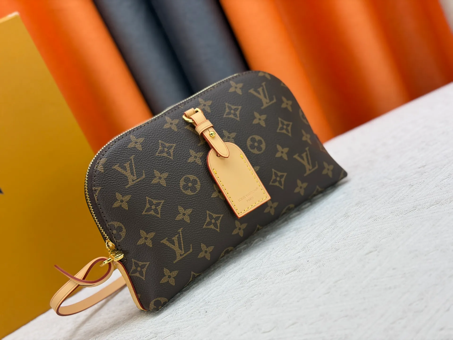 P220 Upgraded original M26787 This Tag Me small storage bag is a new item in the brand's Monogram pattern series. It is made of classic Monogram canvas, decorated with leather trim, and embellished with a luggage tag charm that matches the detachable shoulder strap. The design is compact and exquisite, with gold metal parts embellished with elegant details, and the capacity is large enough to store daily necessities such as mobile phones. Dimensions: 24.5 x 17 x 4.5 cm (length x height x width)