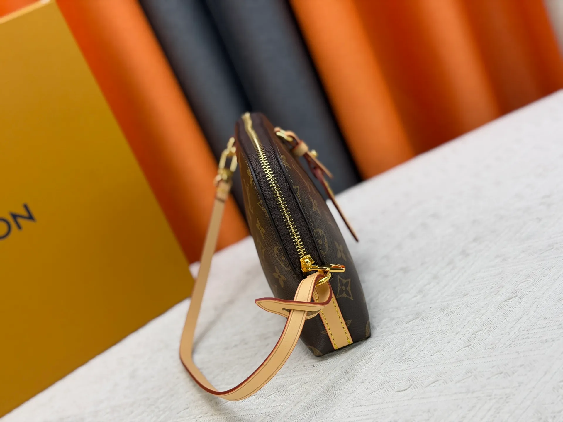 P220 Upgraded original M26787 This Tag Me small storage bag is a new item in the brand's Monogram pattern series. It is made of classic Monogram canvas, decorated with leather trim, and embellished with a luggage tag charm that matches the detachable shoulder strap. The design is compact and exquisite, with gold metal parts embellished with elegant details, and the capacity is large enough to store daily necessities such as mobile phones. Dimensions: 24.5 x 17 x 4.5 cm (length x height x width)