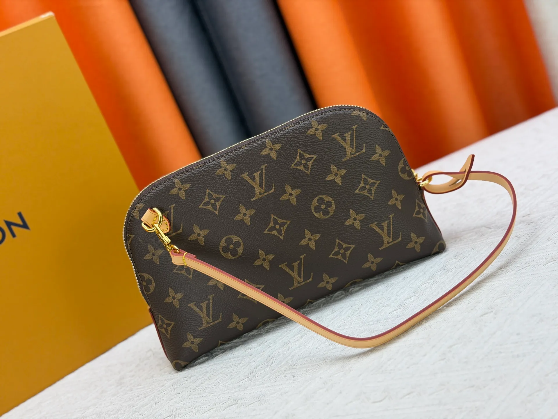 P220 Upgraded original M26787 This Tag Me small storage bag is a new item in the brand's Monogram pattern series. It is made of classic Monogram canvas, decorated with leather trim, and embellished with a luggage tag charm that matches the detachable shoulder strap. The design is compact and exquisite, with gold metal parts embellished with elegant details, and the capacity is large enough to store daily necessities such as mobile phones. Dimensions: 24.5 x 17 x 4.5 cm (length x height x width)