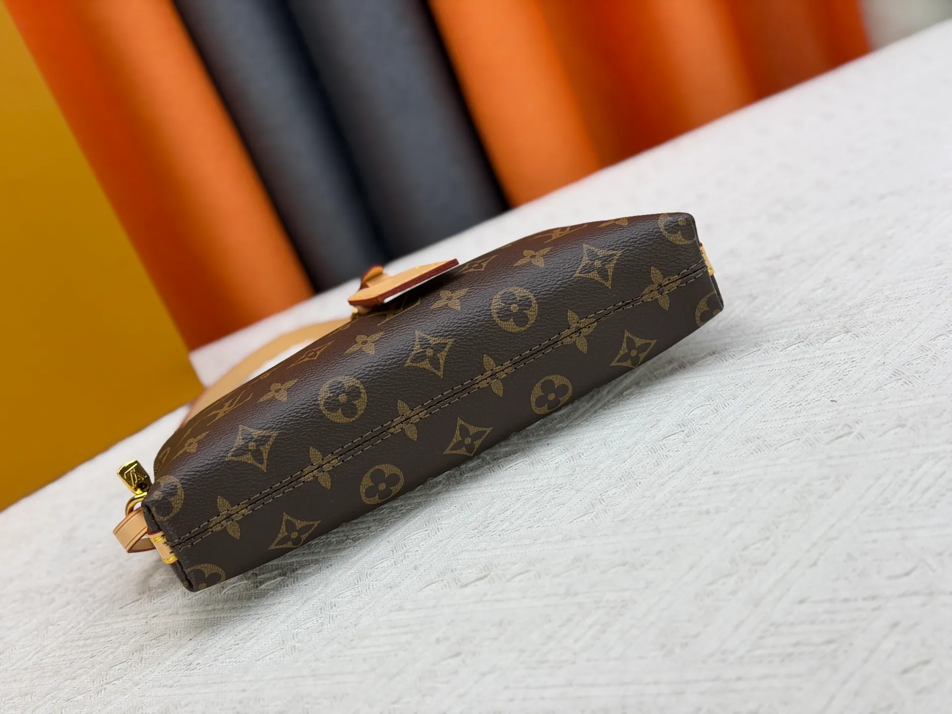 P220 Upgraded original M26787 This Tag Me small storage bag is a new item in the brand's Monogram pattern series. It is made of classic Monogram canvas, decorated with leather trim, and embellished with a luggage tag charm that matches the detachable shoulder strap. The design is compact and exquisite, with gold metal parts embellished with elegant details, and the capacity is large enough to store daily necessities such as mobile phones. Dimensions: 24.5 x 17 x 4.5 cm (length x height x width)