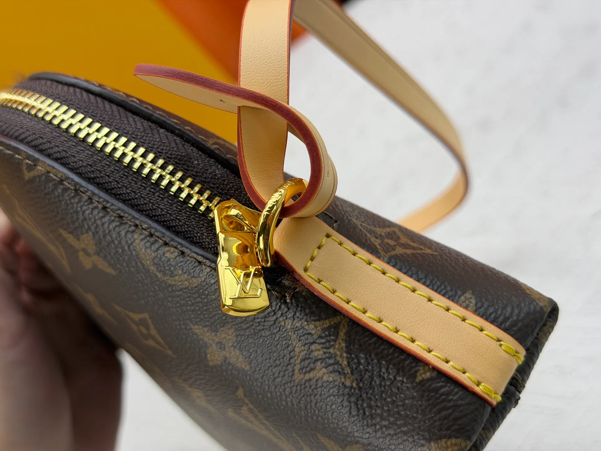 P220 Upgraded original M26787 This Tag Me small storage bag is a new item in the brand's Monogram pattern series. It is made of classic Monogram canvas, decorated with leather trim, and embellished with a luggage tag charm that matches the detachable shoulder strap. The design is compact and exquisite, with gold metal parts embellished with elegant details, and the capacity is large enough to store daily necessities such as mobile phones. Dimensions: 24.5 x 17 x 4.5 cm (length x height x width)
