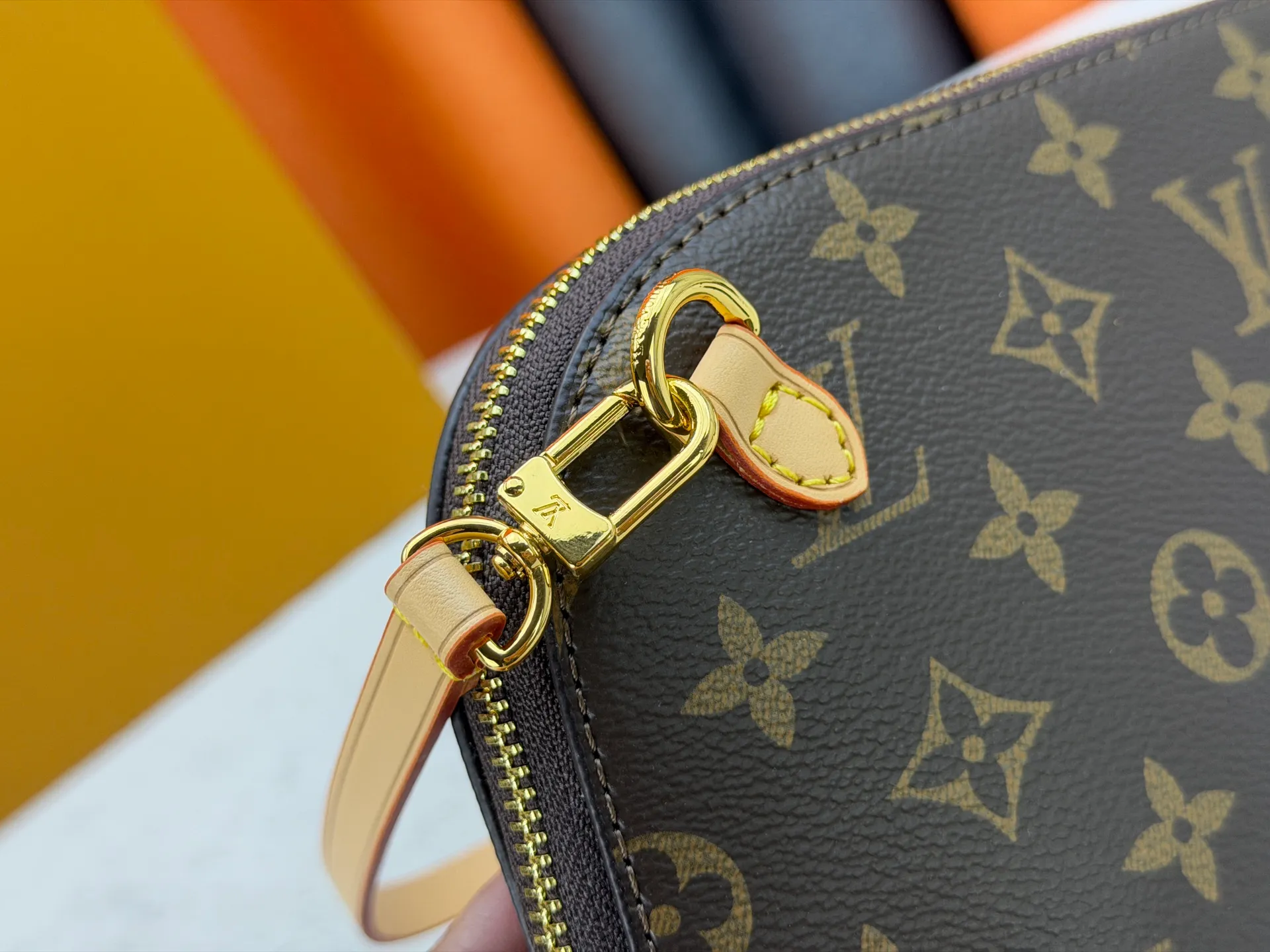 P220 Upgraded original M26787 This Tag Me small storage bag is a new item in the brand's Monogram pattern series. It is made of classic Monogram canvas, decorated with leather trim, and embellished with a luggage tag charm that matches the detachable shoulder strap. The design is compact and exquisite, with gold metal parts embellished with elegant details, and the capacity is large enough to store daily necessities such as mobile phones. Dimensions: 24.5 x 17 x 4.5 cm (length x height x width)