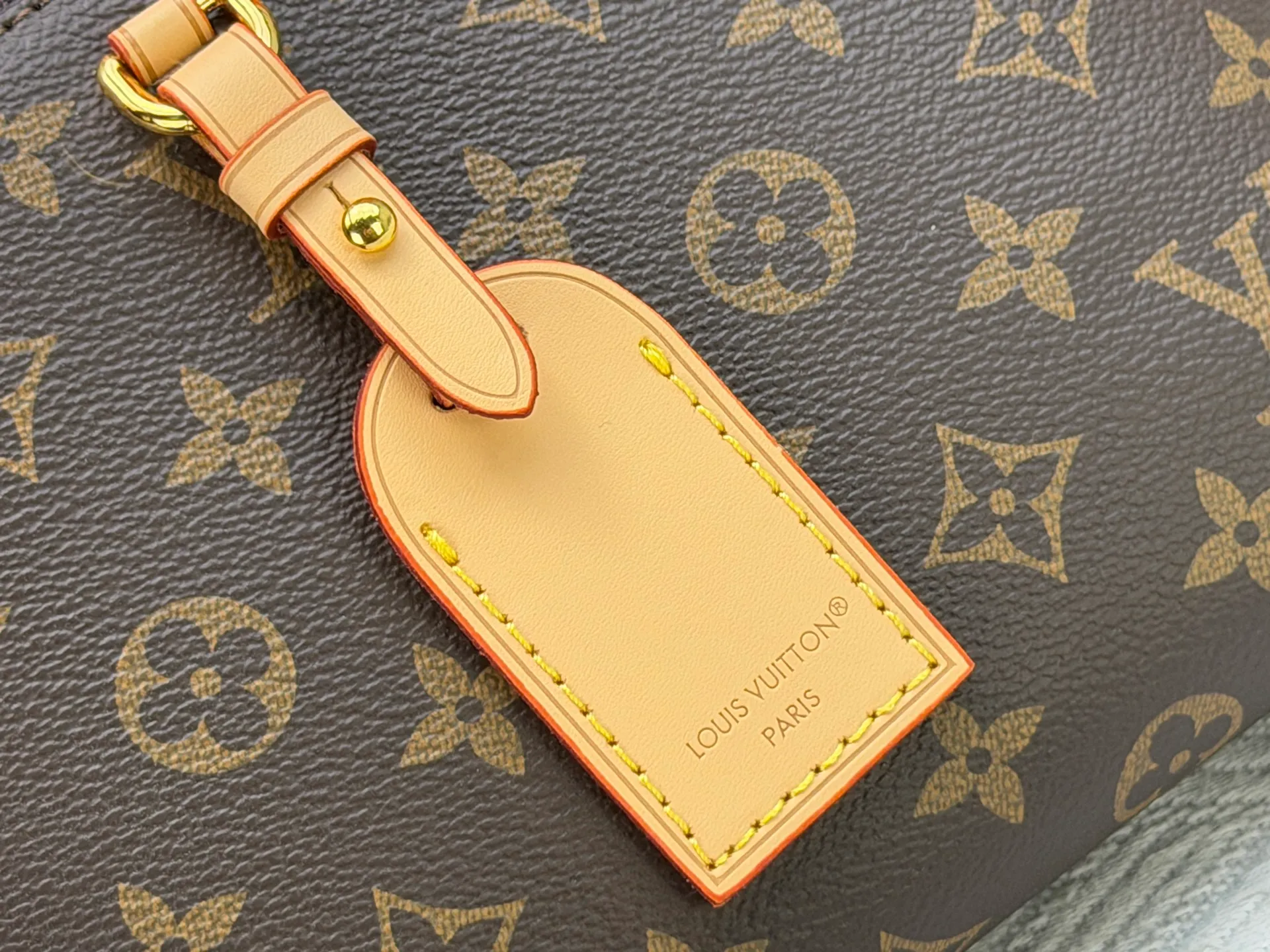 P220 Upgraded original M26787 This Tag Me small storage bag is a new item in the brand's Monogram pattern series. It is made of classic Monogram canvas, decorated with leather trim, and embellished with a luggage tag charm that matches the detachable shoulder strap. The design is compact and exquisite, with gold metal parts embellished with elegant details, and the capacity is large enough to store daily necessities such as mobile phones. Dimensions: 24.5 x 17 x 4.5 cm (length x height x width)