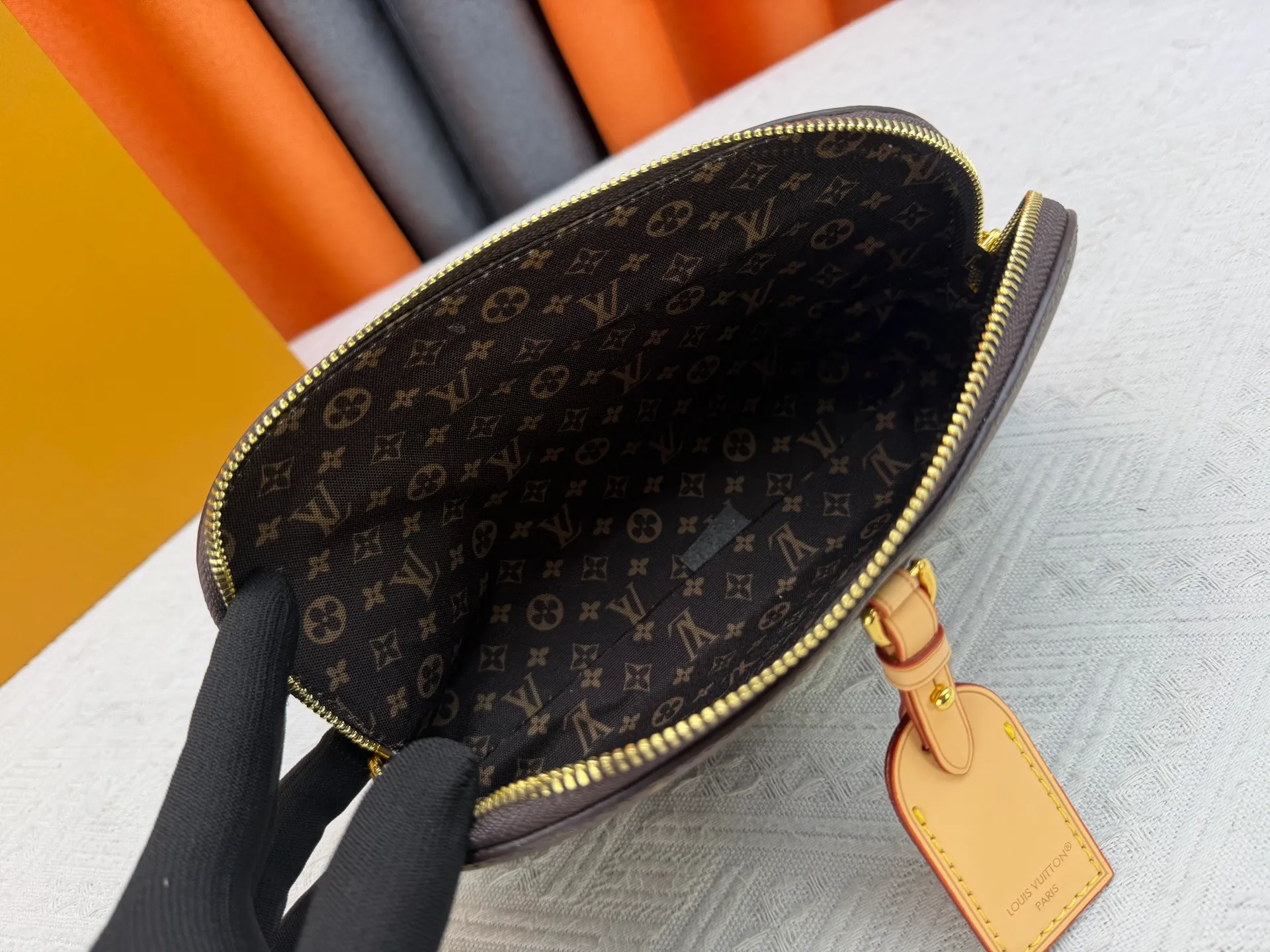 P220 Upgraded original M26787 This Tag Me small storage bag is a new item in the brand's Monogram pattern series. It is made of classic Monogram canvas, decorated with leather trim, and embellished with a luggage tag charm that matches the detachable shoulder strap. The design is compact and exquisite, with gold metal parts embellished with elegant details, and the capacity is large enough to store daily necessities such as mobile phones. Dimensions: 24.5 x 17 x 4.5 cm (length x height x width)