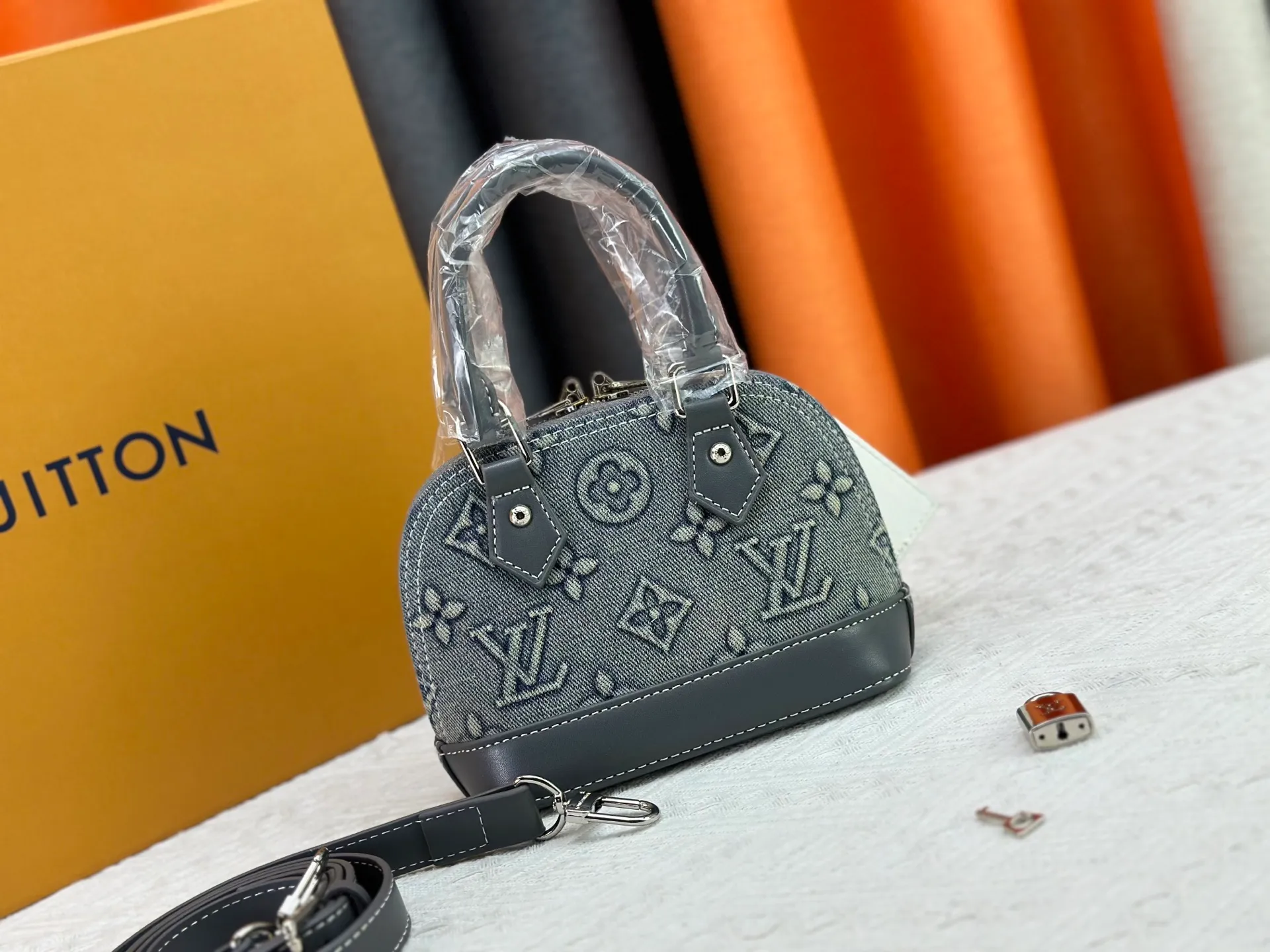 P340 Upgraded Original Embossed Denim [Alma Nano Shell Handbag] M82717 Mini Shell Bag Series New launch Nano Alma Handbag Reproduces the Nano Alma of the iconic Alma bag in a miniature version. Louis Vuitton's signature Monogram canvas material harmonizes with the natural leather upholstery. Expertly crafted items that combine traditional charm with modern functionality. Opening the double zippers reveals an interior design with surprisingly ample storage space. With two leather handles and an adjustable, removable shoulder strap, it can be styled in a variety of ways.  Dimensions: 18 x 12 x 8 cm