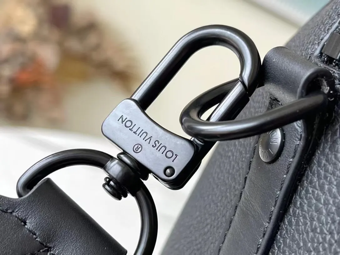 💰1100 (top layer leather) top original order M59255 This City Keepall handbag blooms in the neoclassical style in the autumn of 2021. Aerogram fine-grained calf leather is as soft as traditional aviation letterhead. Metal letters subtly express the brand's logo. A detachable shoulder strap makes it easy to carry. It combines practical functionality with contemporary elegance. Dimensions: 27 x 17 x 13 cm