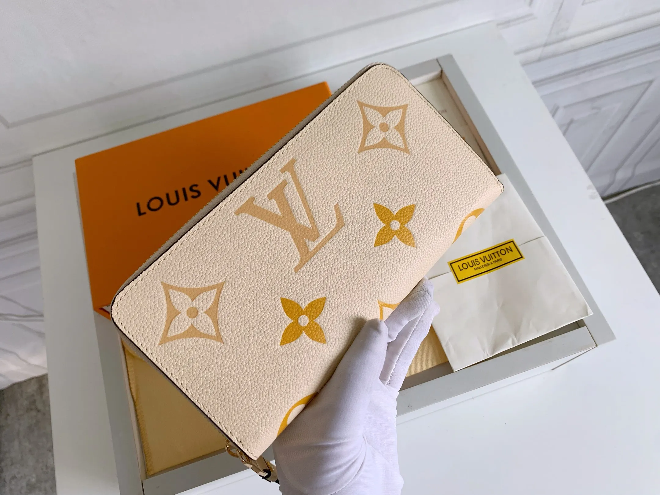 💰150 Top Original 💎 By The Pool Series Zipper Wallet Made of Monogram Empreinte leather, it reinterprets Louis Vuitton's classic zipper wallet and is embellished with a low-key gradient Monogram embossed pattern. The 2021 summer collection includes accessories, leather goods and fashion. This special edition wallet is loved for its stylish, practical and all-in-one design. Model: M80402 Size: 19.5*10.5*2.5cm