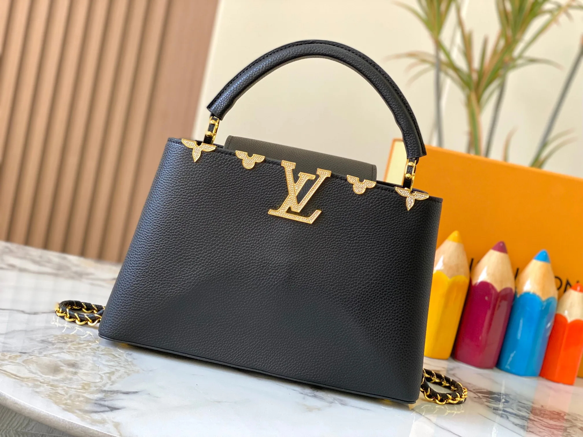Top original P480 Guangzhou product M24585 black gold and diamond corolla 🔺This Capucines Flower Crown handbag is made of full-grain Taurillon leather embellished with Monogram flowers. Each flower is shaped by exquisite crystal diamonds. The LV logo and flowers echo each other, making this feminine handbag reveal a jewel-like luster. Use the detachable shoulder strap skillfully to switch between shoulder and crossbody at will♠️Size: 31.5 * 20 * 11cm🥂