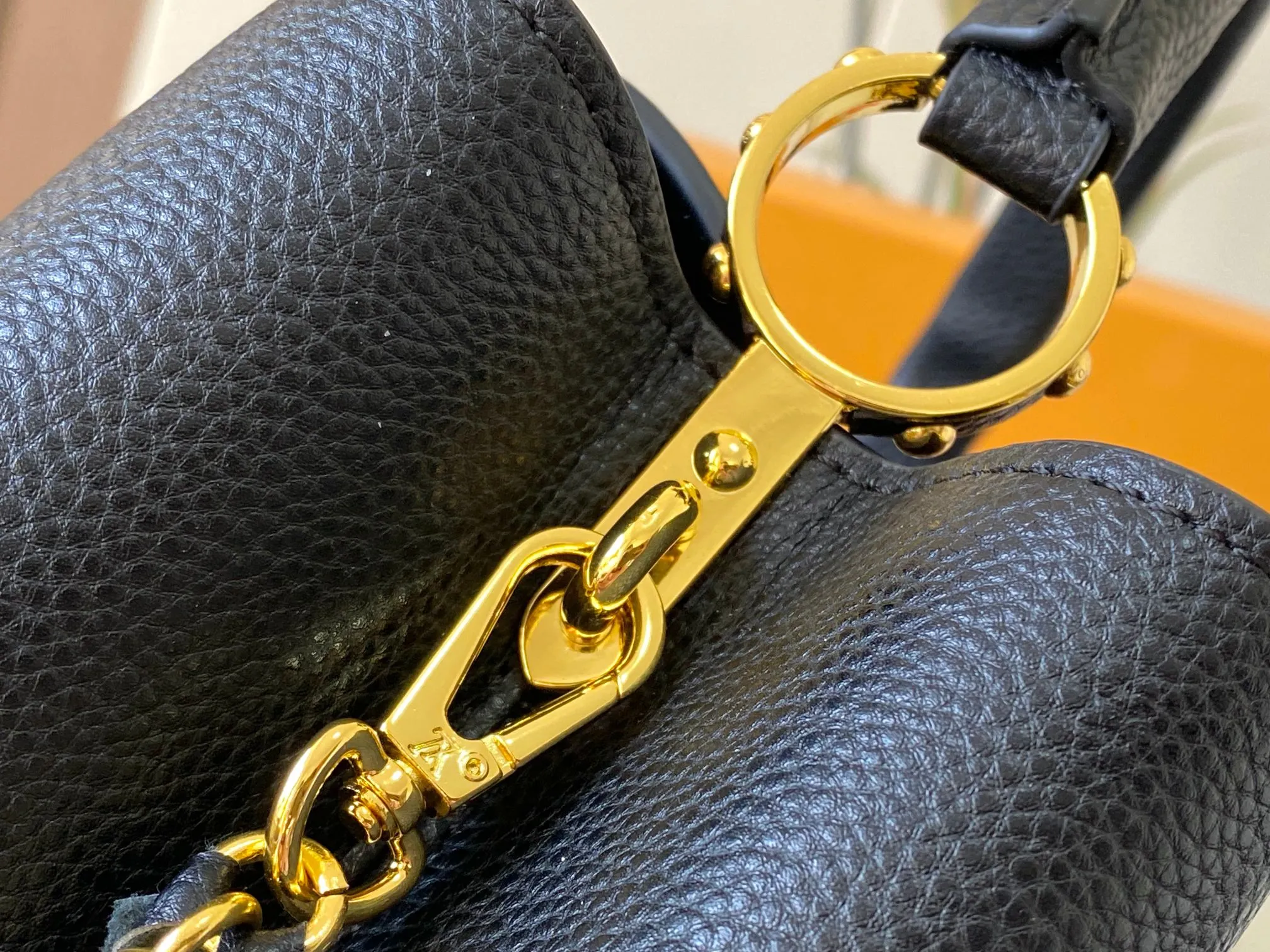 Top original P480 Guangzhou product M24585 black gold and diamond corolla 🔺This Capucines Flower Crown handbag is made of full-grain Taurillon leather embellished with Monogram flowers. Each flower is shaped by exquisite crystal diamonds. The LV logo and flowers echo each other, making this feminine handbag reveal a jewel-like luster. Use the detachable shoulder strap skillfully to switch between shoulder and crossbody at will♠️Size: 31.5 * 20 * 11cm🥂