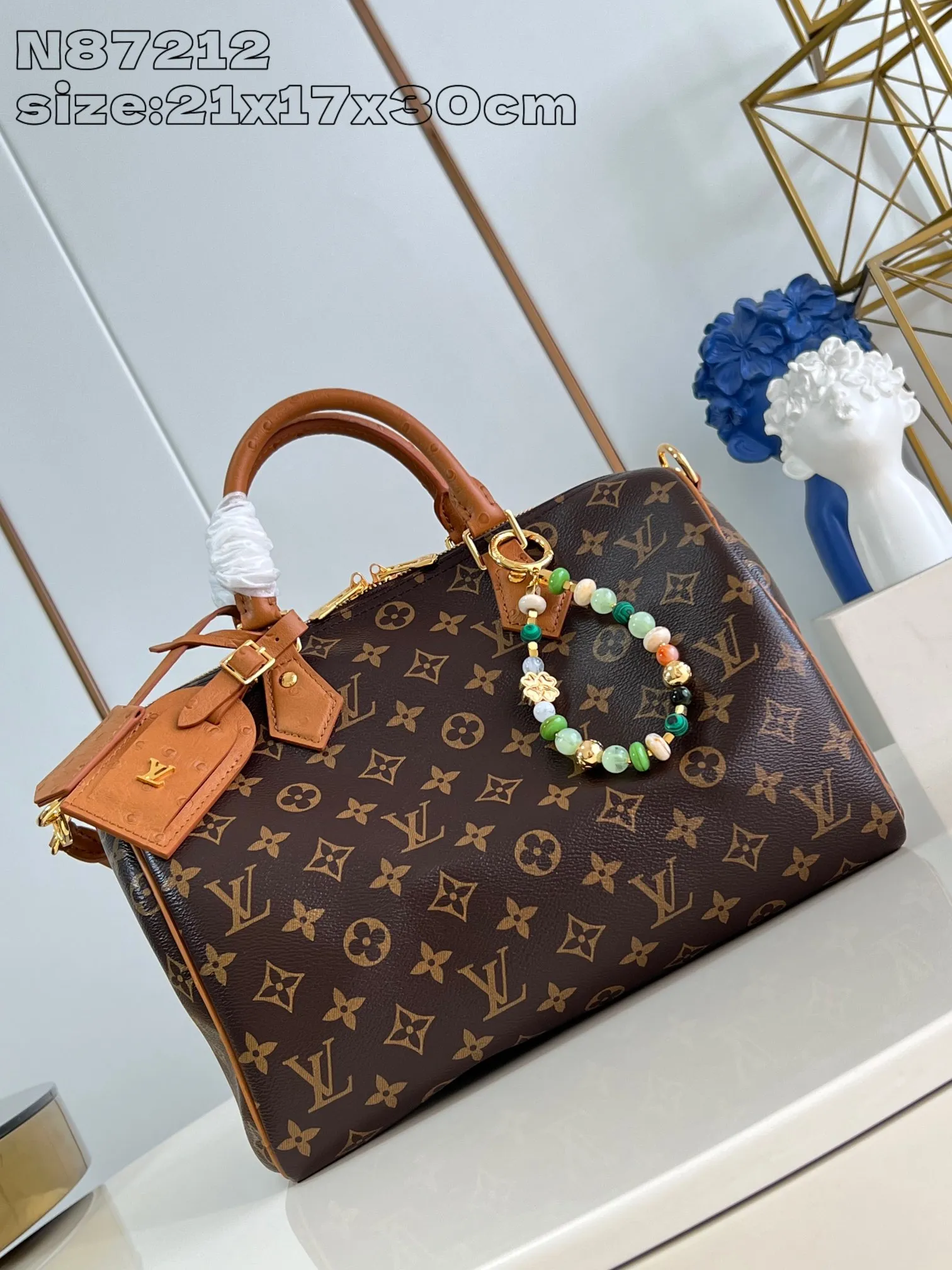 💰1100 Top-quality original individual real shot N87212】Speedy Soft 30 Boho handbag is made of classic Monogram coated canvas, and then is lined with leather and zippered inner pocket to inject color contrast. Ostrich leather trim and beaded chains bring the visual focus, while the key holder and address plate are thoughtful details, and the Toron handle allows for a variety of carrying options. 21 x 17 x 30 cm (height x width x length)