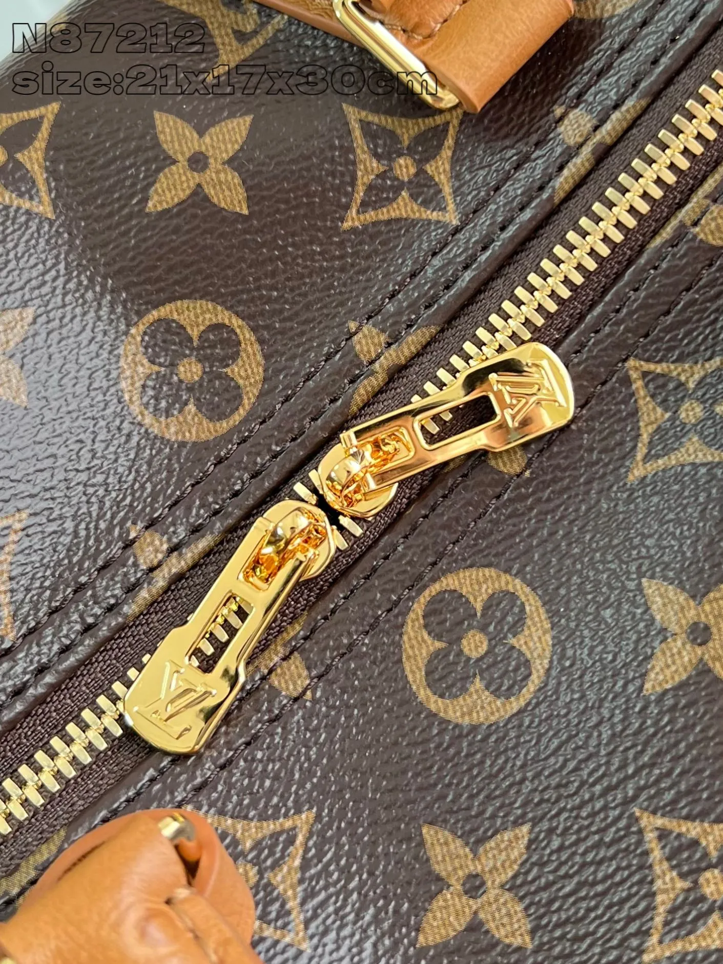 💰1100 Top-quality original individual real shot N87212】Speedy Soft 30 Boho handbag is made of classic Monogram coated canvas, and then is lined with leather and zippered inner pocket to inject color contrast. Ostrich leather trim and beaded chains bring the visual focus, while the key holder and address plate are thoughtful details, and the Toron handle allows for a variety of carrying options. 21 x 17 x 30 cm (height x width x length)