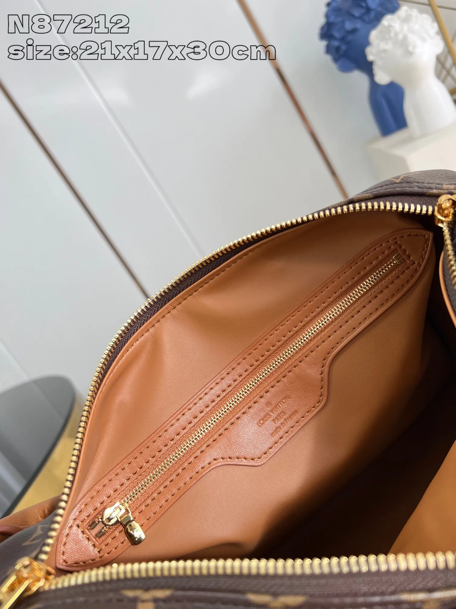 💰1100 Top-quality original individual real shot N87212】Speedy Soft 30 Boho handbag is made of classic Monogram coated canvas, and then is lined with leather and zippered inner pocket to inject color contrast. Ostrich leather trim and beaded chains bring the visual focus, while the key holder and address plate are thoughtful details, and the Toron handle allows for a variety of carrying options. 21 x 17 x 30 cm (height x width x length)