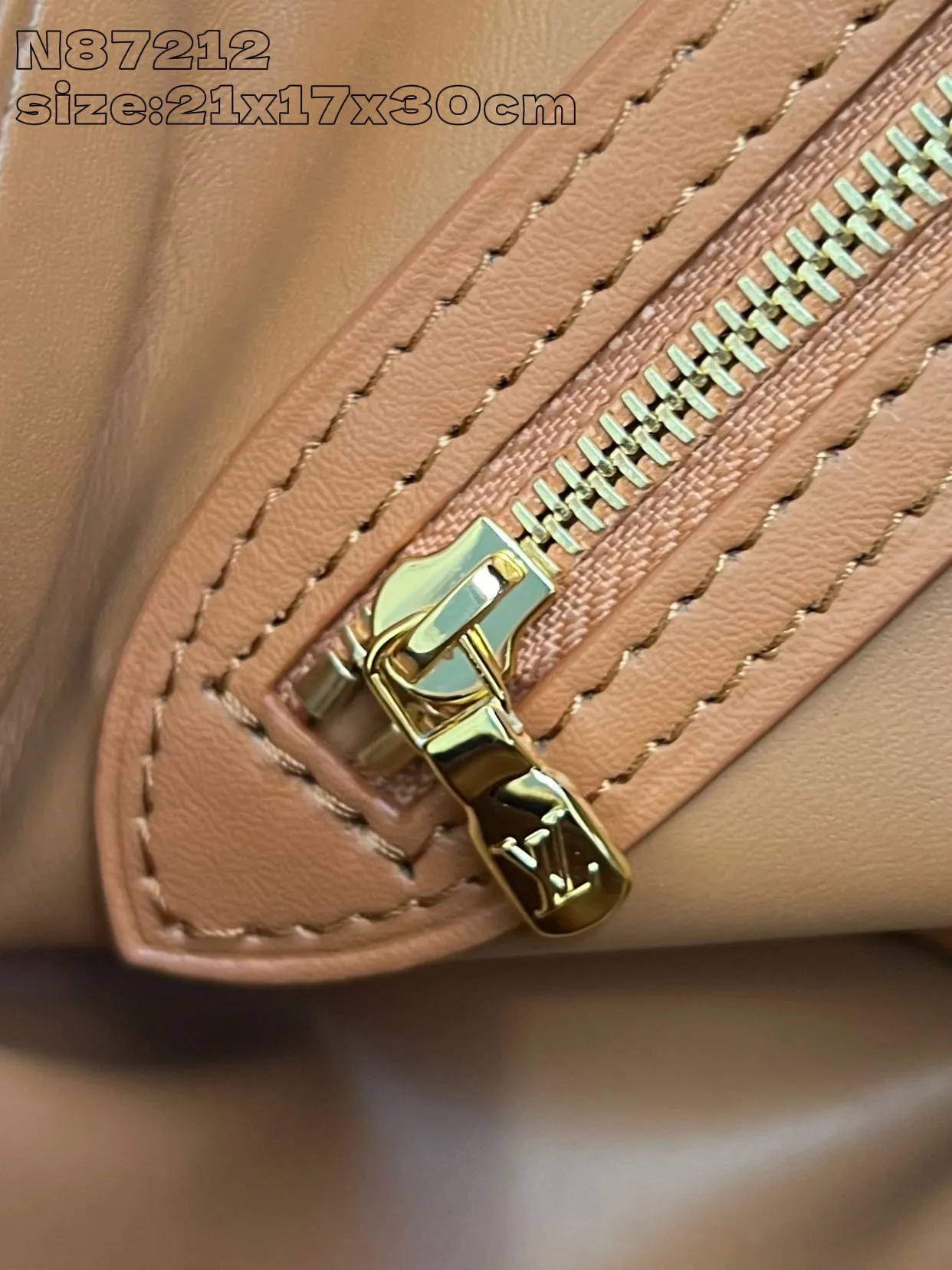 💰1100 Top-quality original individual real shot N87212】Speedy Soft 30 Boho handbag is made of classic Monogram coated canvas, and then is lined with leather and zippered inner pocket to inject color contrast. Ostrich leather trim and beaded chains bring the visual focus, while the key holder and address plate are thoughtful details, and the Toron handle allows for a variety of carrying options. 21 x 17 x 30 cm (height x width x length)