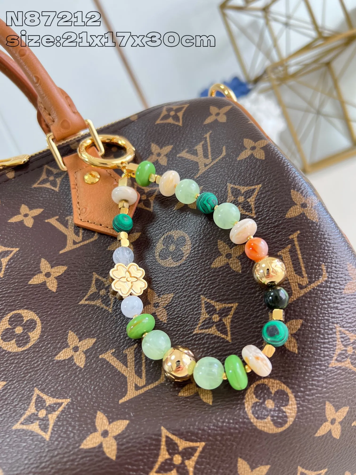 💰1100 Top-quality original individual real shot N87212】Speedy Soft 30 Boho handbag is made of classic Monogram coated canvas, and then is lined with leather and zippered inner pocket to inject color contrast. Ostrich leather trim and beaded chains bring the visual focus, while the key holder and address plate are thoughtful details, and the Toron handle allows for a variety of carrying options. 21 x 17 x 30 cm (height x width x length)