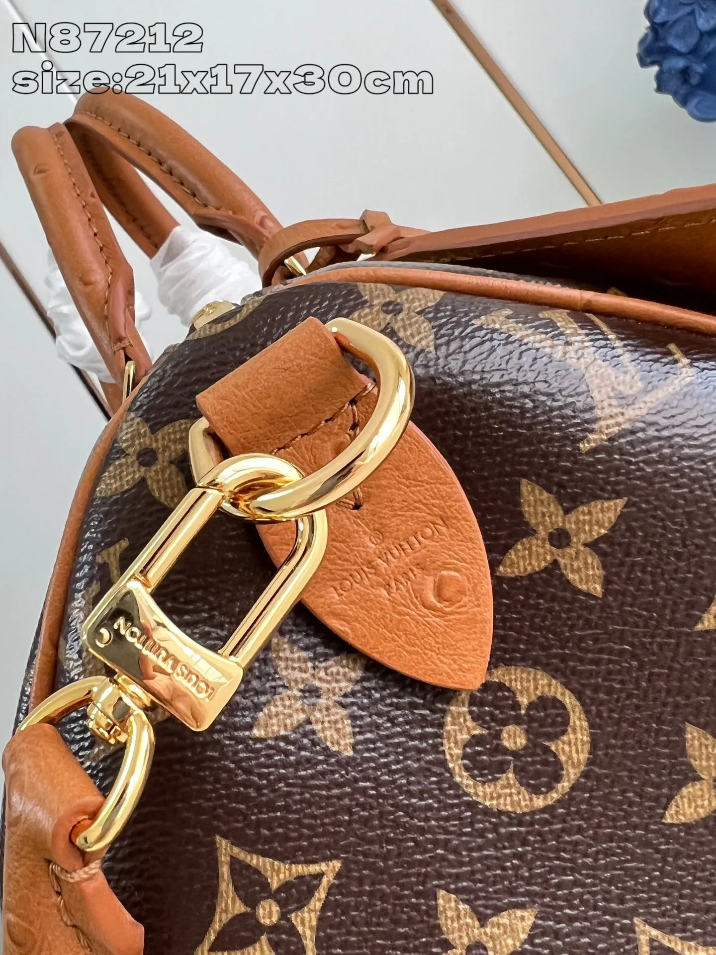 💰1100 Top-quality original individual real shot N87212】Speedy Soft 30 Boho handbag is made of classic Monogram coated canvas, and then is lined with leather and zippered inner pocket to inject color contrast. Ostrich leather trim and beaded chains bring the visual focus, while the key holder and address plate are thoughtful details, and the Toron handle allows for a variety of carrying options. 21 x 17 x 30 cm (height x width x length)