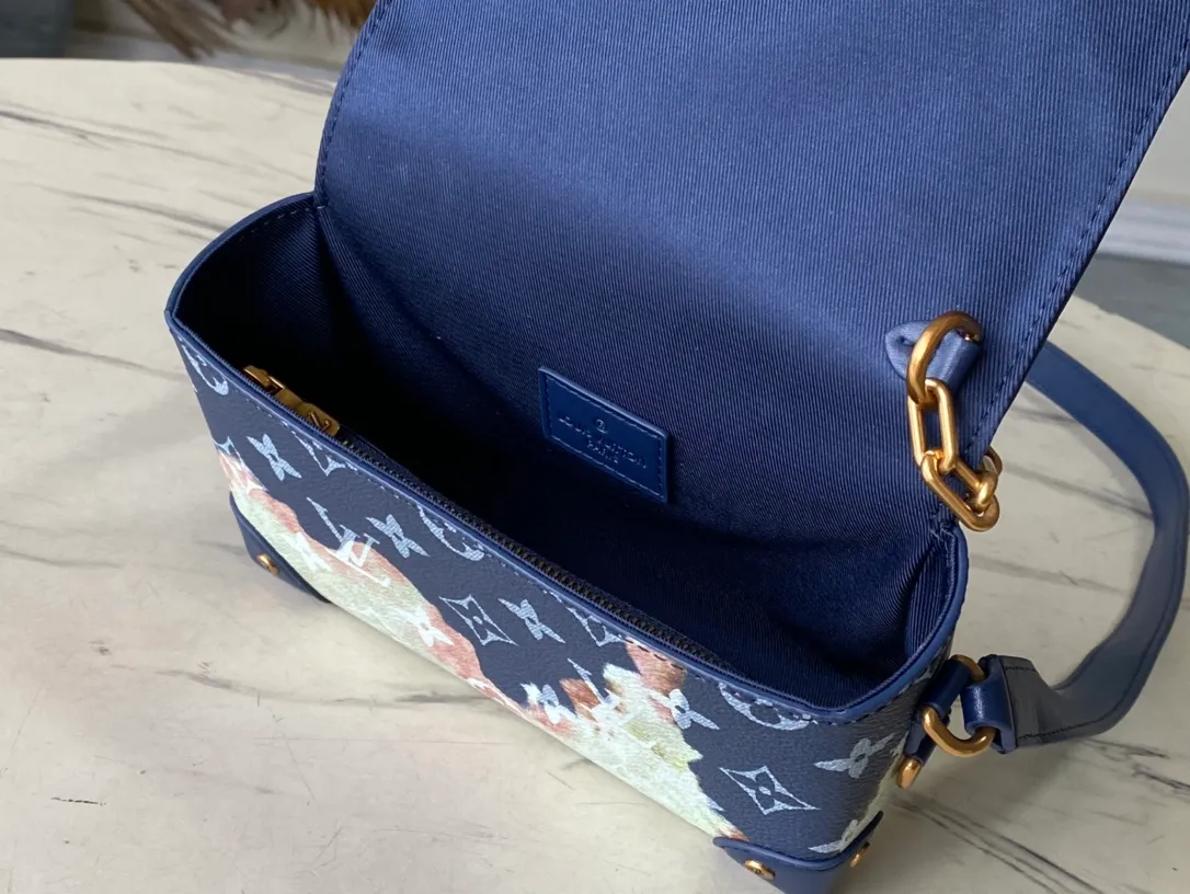 💰880 Top original order M81783 Blue flower silk screen messenger bag series The new Steamer series messenger bag injects the brand's traditional elements into the New Classics series with exquisite shape. Presbyopia Flame Rose Silk Print Hijab Postman Chain Mobile Phone Bag Iconic Monogram Eclipse canvas complements classic elements such as Steamer style chain. The black flower chain square box bag hijab bag is easy to carry. A front pocket flap and magnetic lock keep your items secure. Size: 18 *11 *6.5 cm